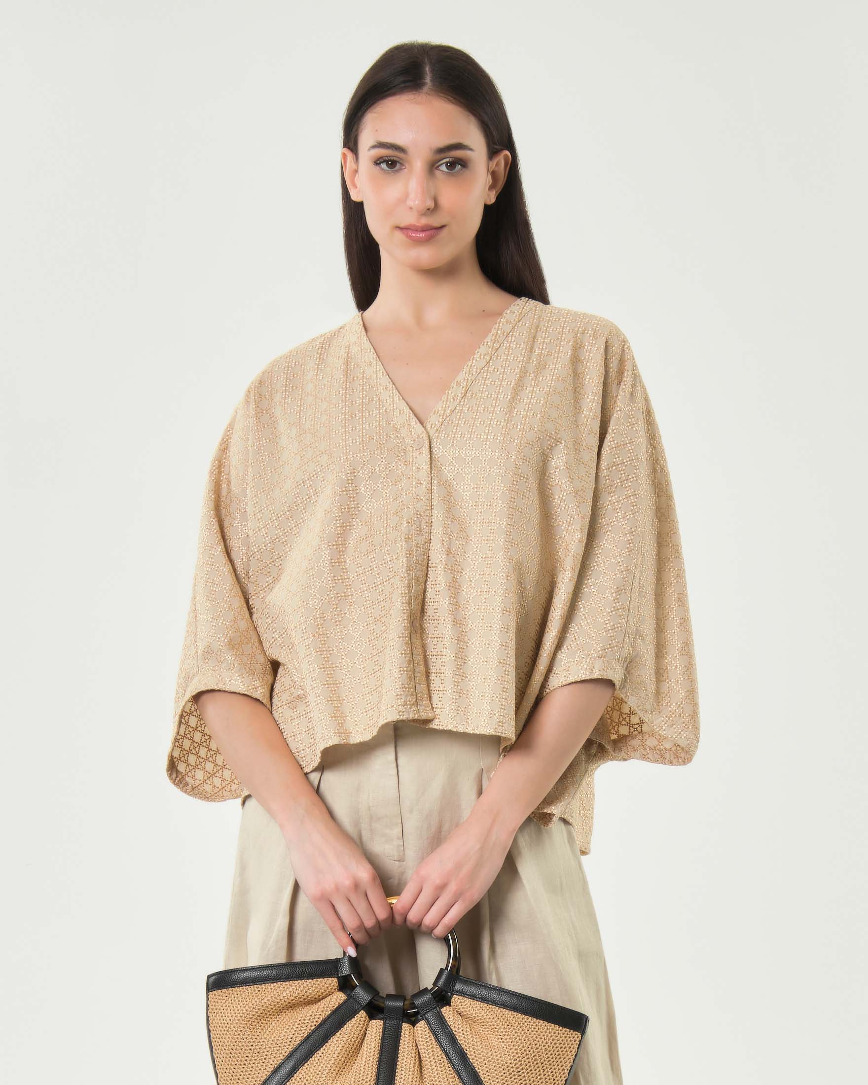 Giacca corta Greek Archaic Kori beige in jacquard di cotone con filo dorato e maniche a pipistrello
