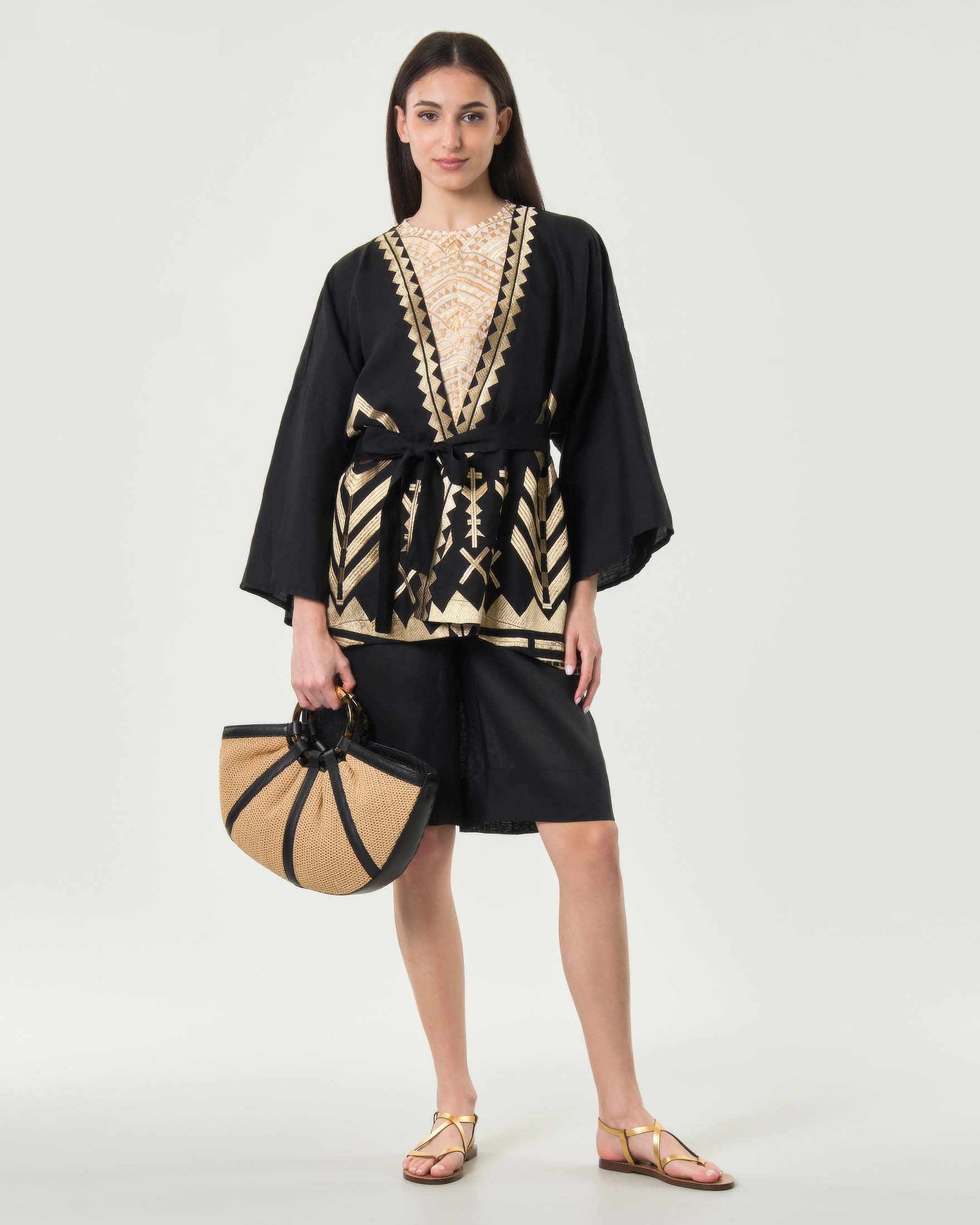 Giacca kimono Greek Archaic Kori nera in puro lino con cintura e ricami dorati d'ispirazione greca