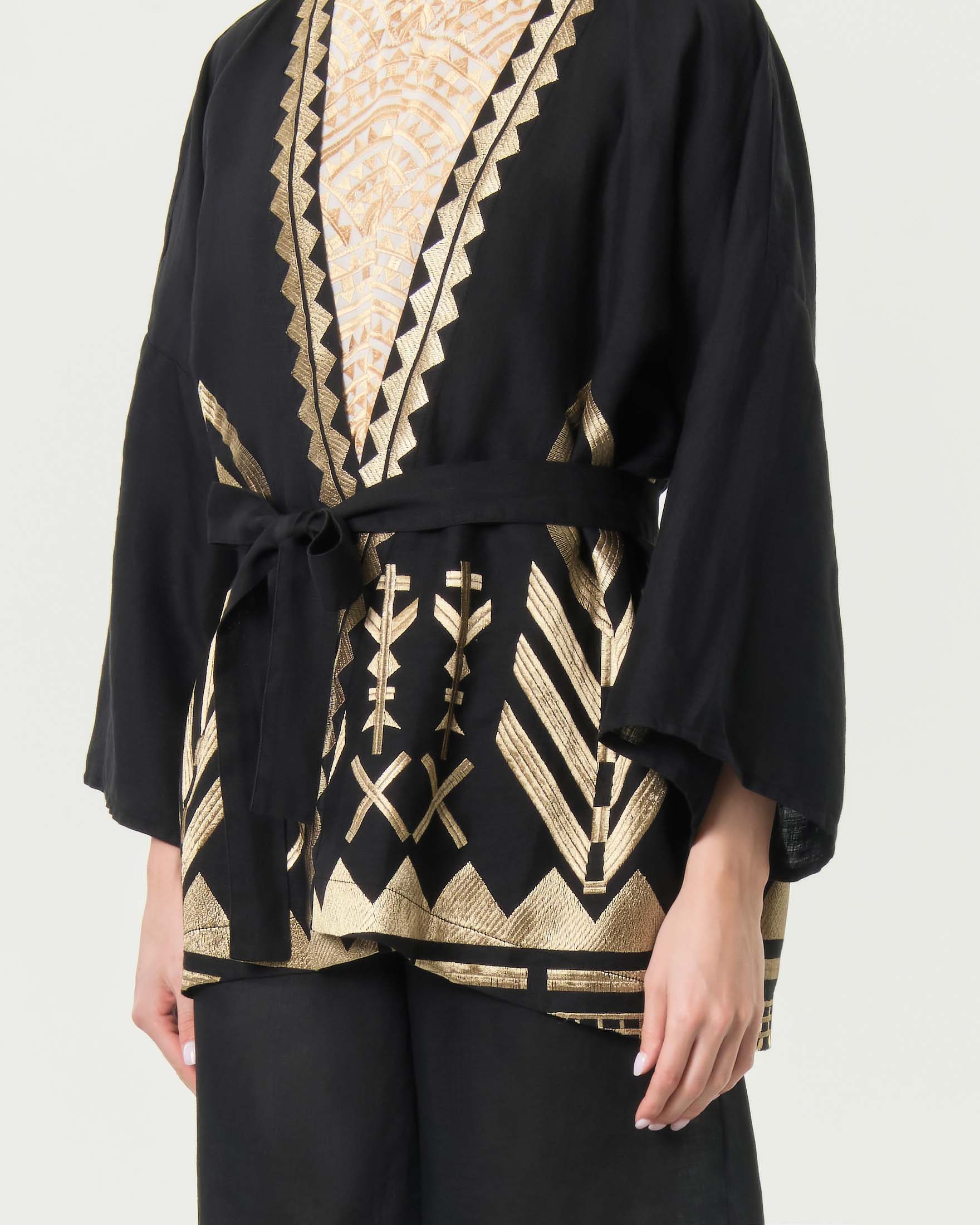 Giacca kimono Greek Archaic Kori nera in puro lino con cintura e ricami dorati d'ispirazione greca image