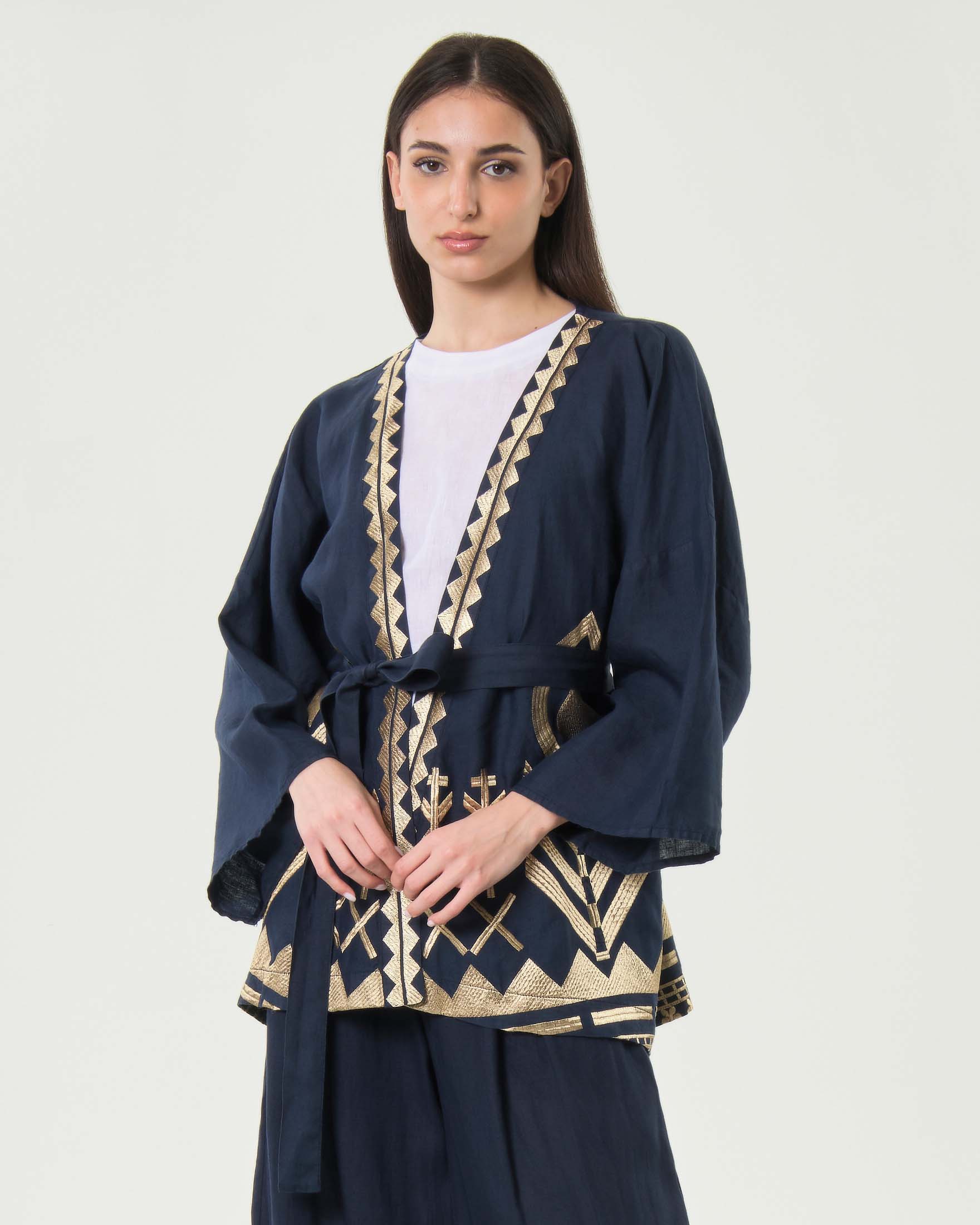 Giacca kimono Greek Archaic Kori blu in puro lino con cintura e ricami dorati d'ispirazione greca