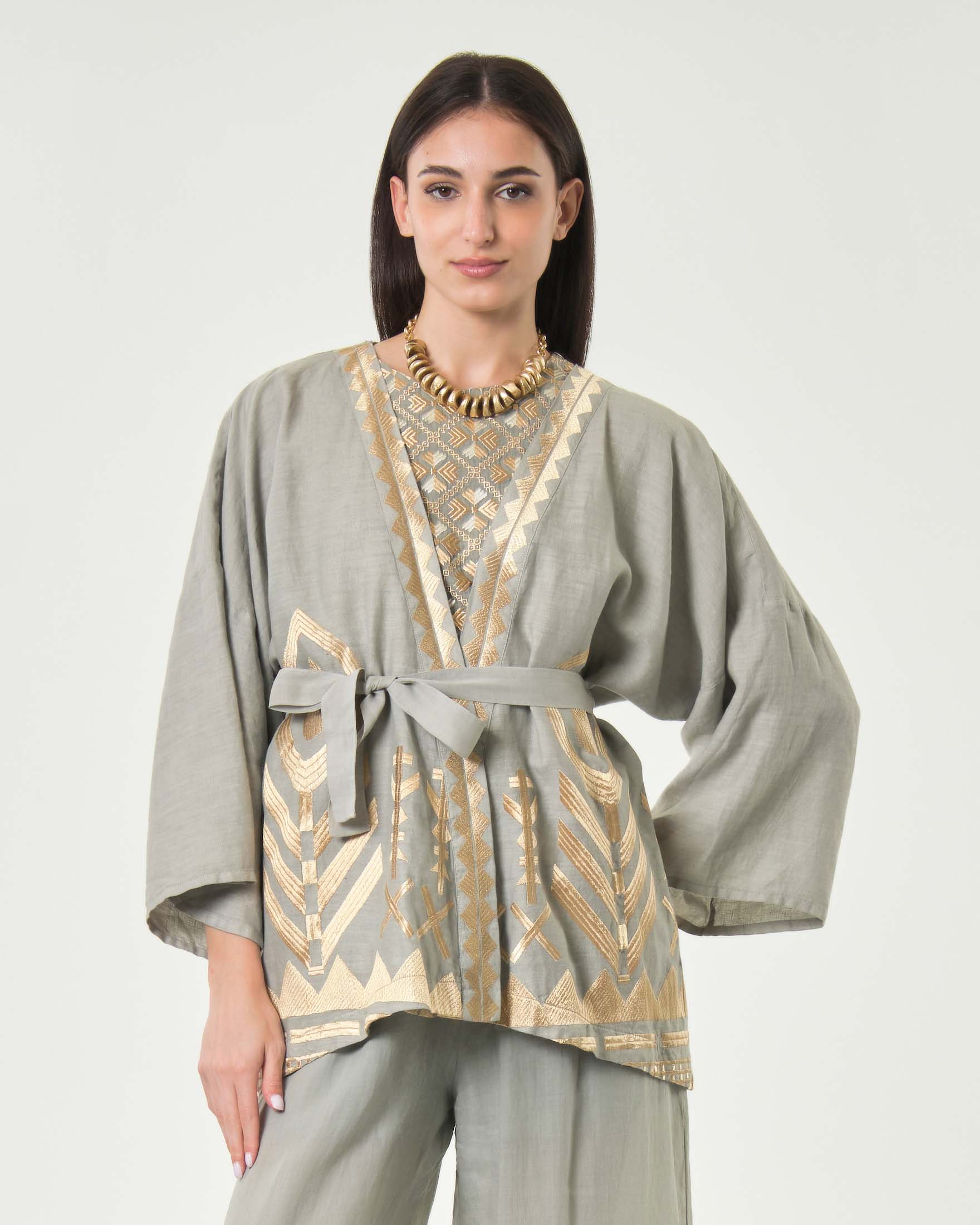 Giacca kimono Greek Archaic Kori grigia in puro lino con cintura e ricami dorati d'ispirazione greca