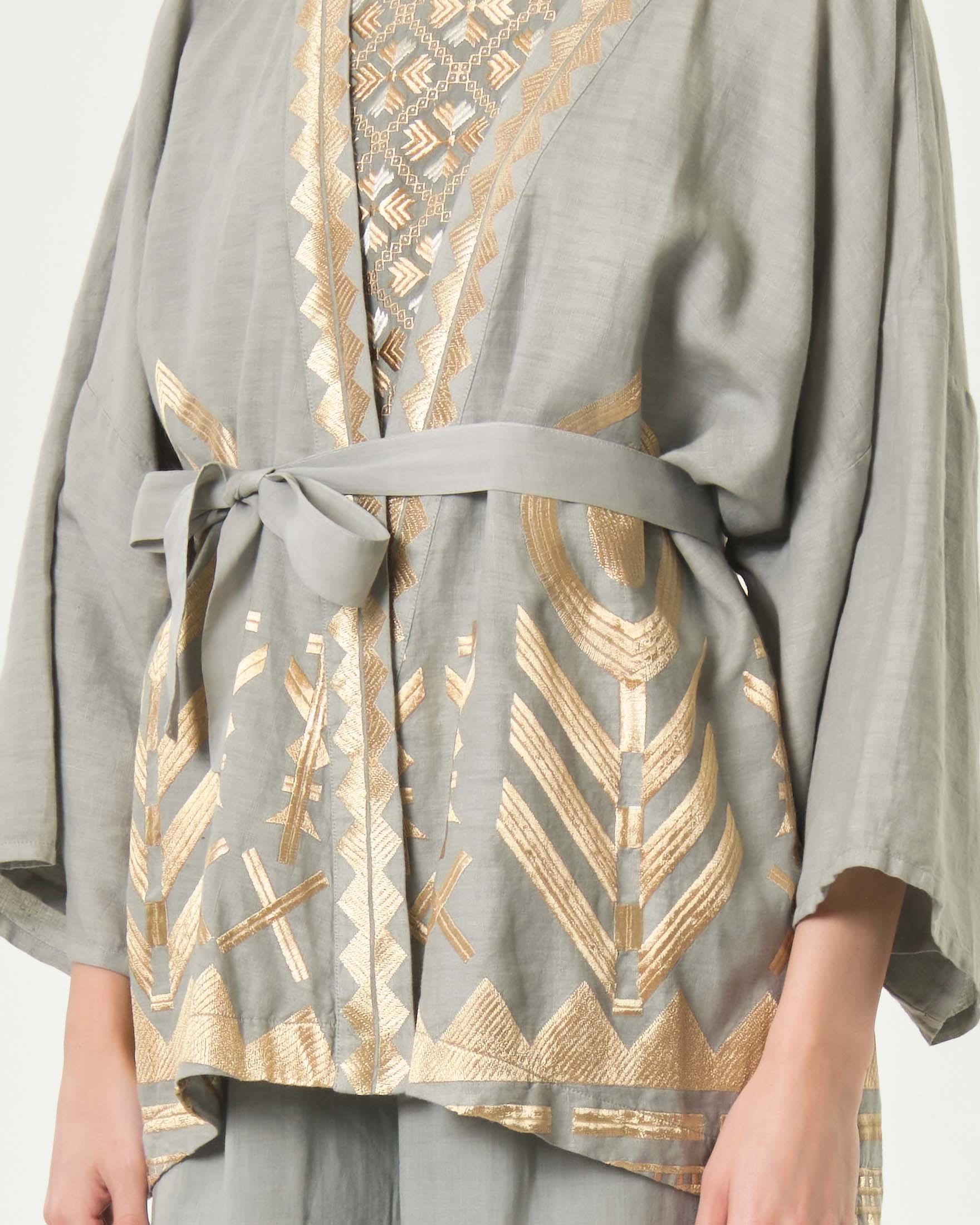 Giacca kimono Greek Archaic Kori grigia in puro lino con cintura e ricami dorati d'ispirazione greca image