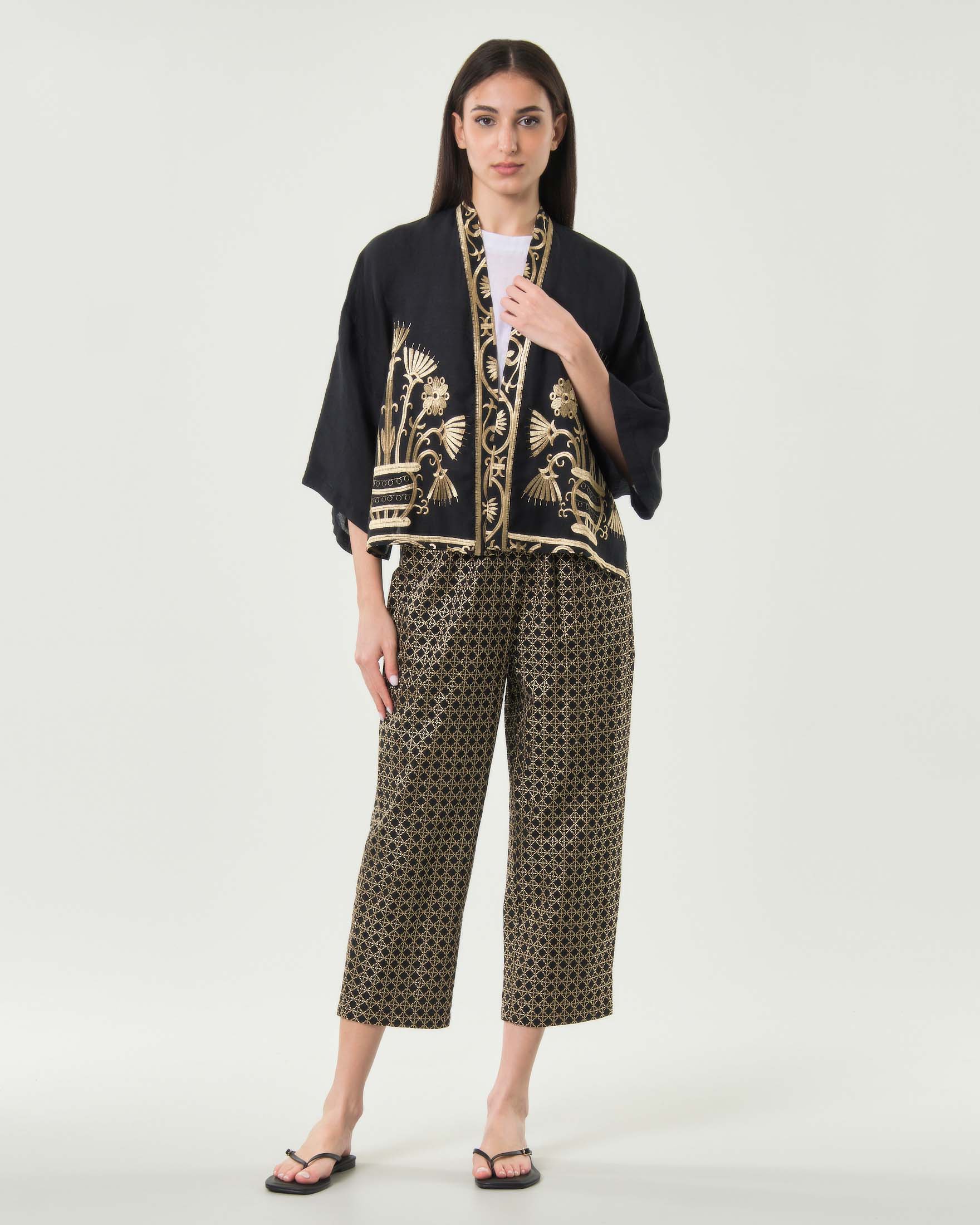 Giacca kimono crop Greek Archaic Kori nera in ramié con ricami dorati floreali