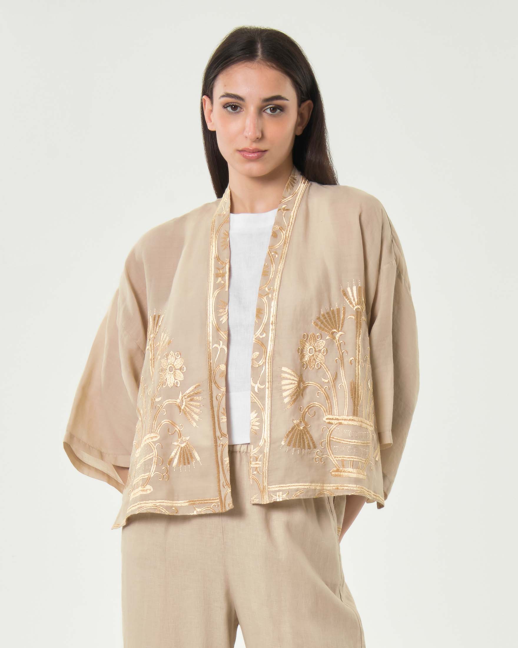 Giacca kimono crop Greek Archaic Kori beige in ramié con ricami dorati floreali