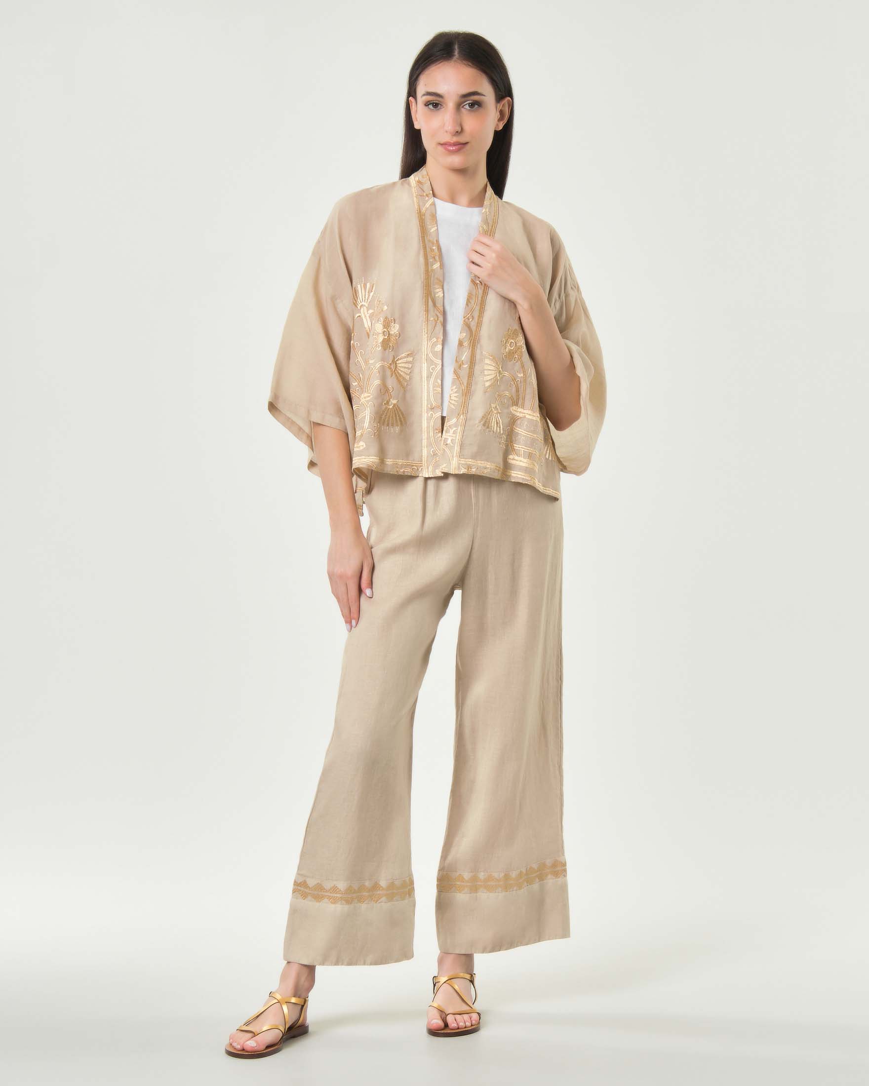 Giacca kimono crop Greek Archaic Kori beige in ramié con ricami dorati floreali image