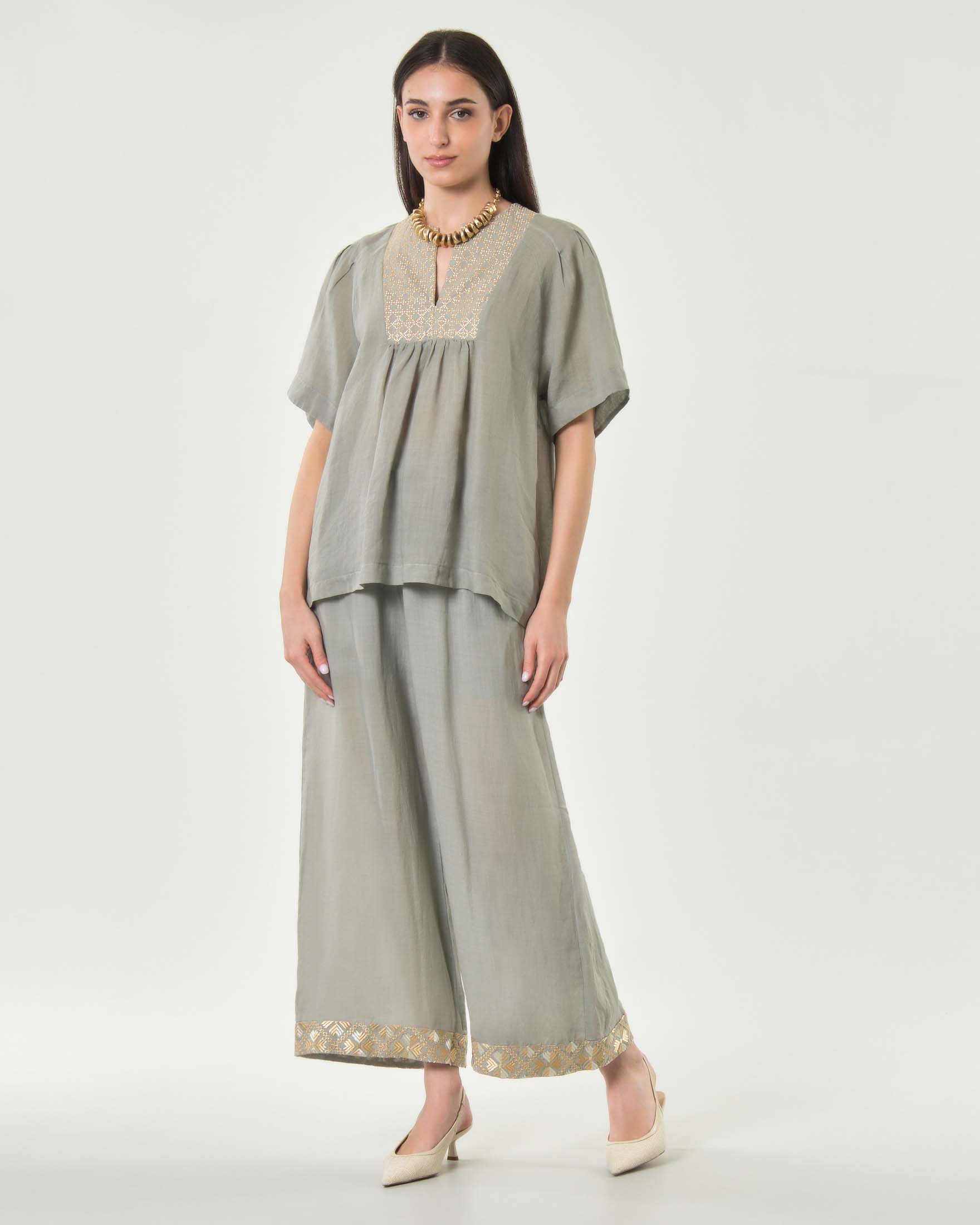 Pantaloni cropped grigi in ramié con ricami dorati geometrici e vita elasticizzata