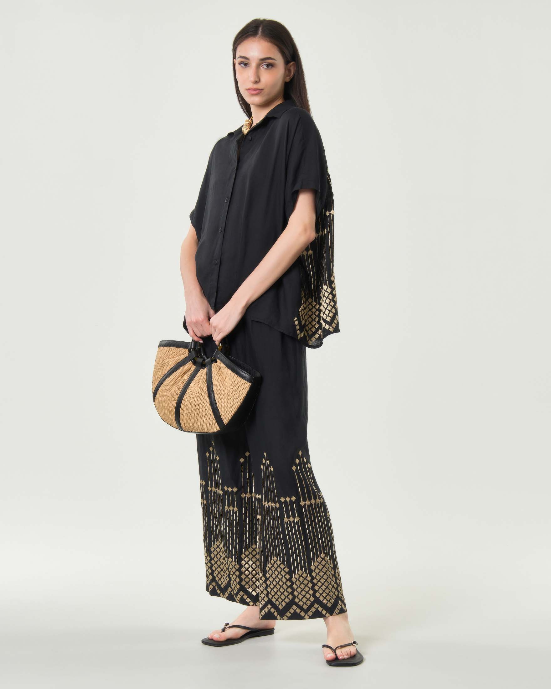 Pantaloni a palazzo Greek Archaic Kori neri in puro ramié con ricami d'ispirazione greca dorati