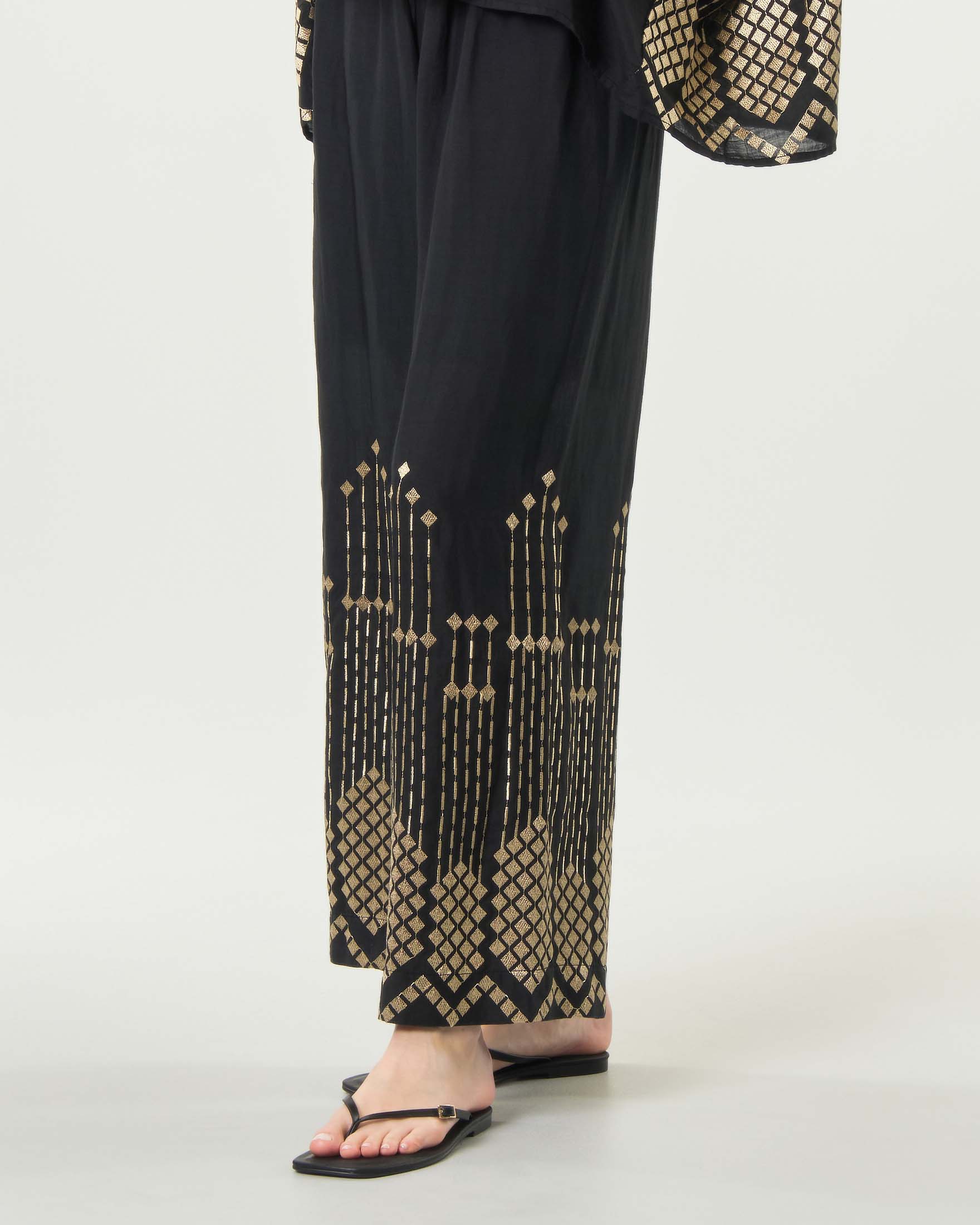 Pantaloni a palazzo Greek Archaic Kori neri in puro ramié con ricami d'ispirazione greca dorati image