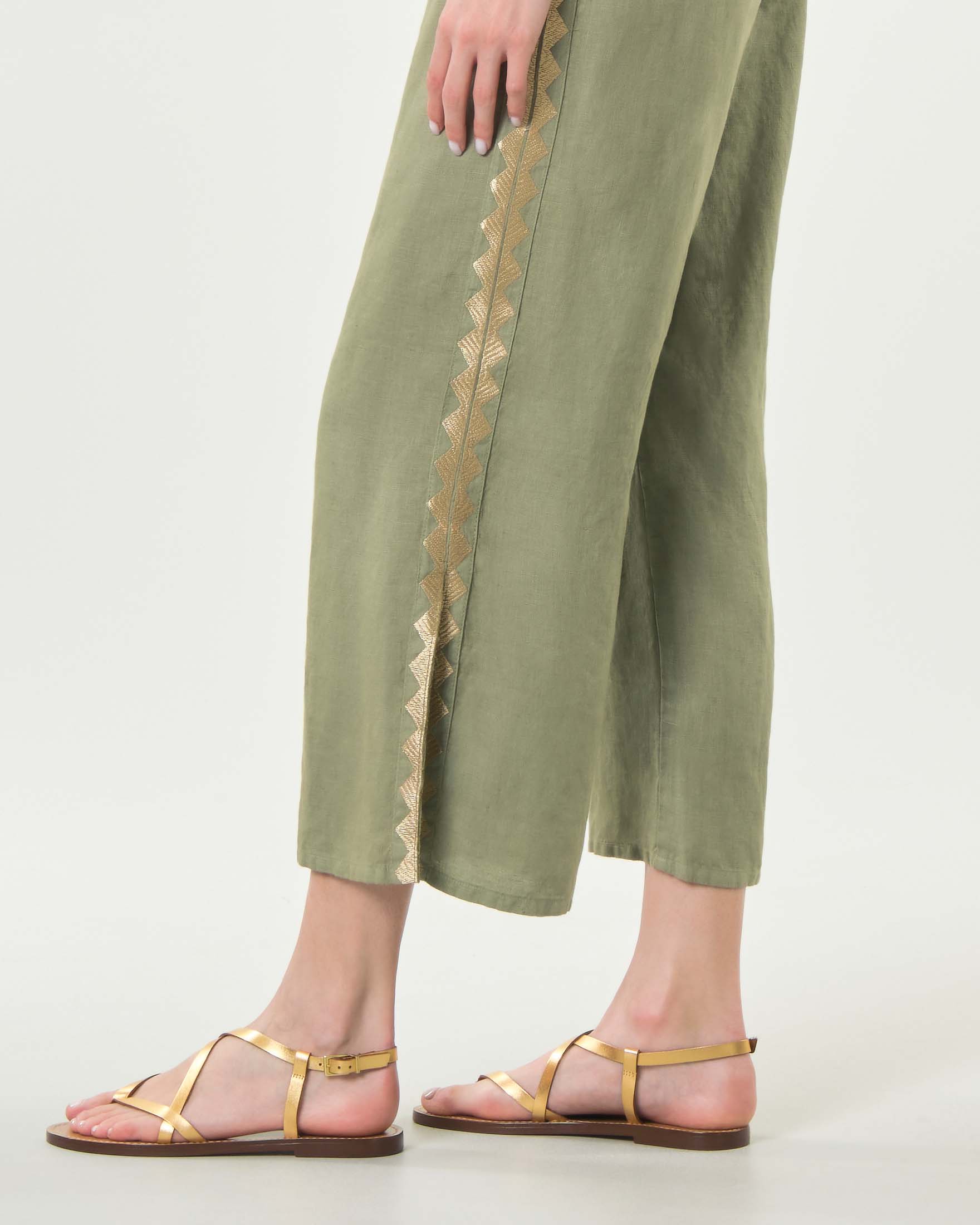 Pantaloni cropped Greek Archaic Kori militari in puro lino con riga dorata e spacchetti laterali image