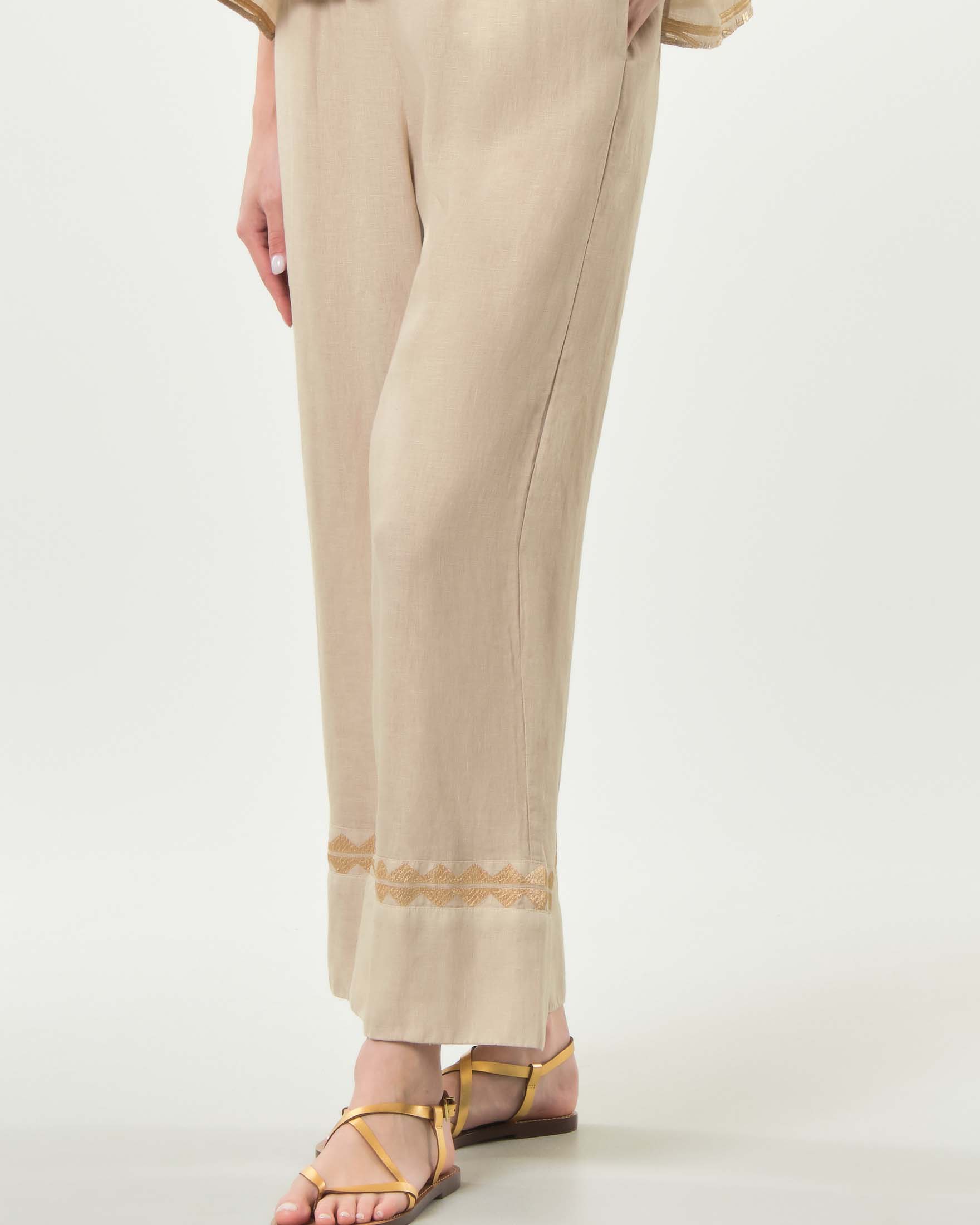Pantaloni palazzo Greek Archaic Kori beige in lino con orlo ricamato in filo oro e vita elasticizzata image