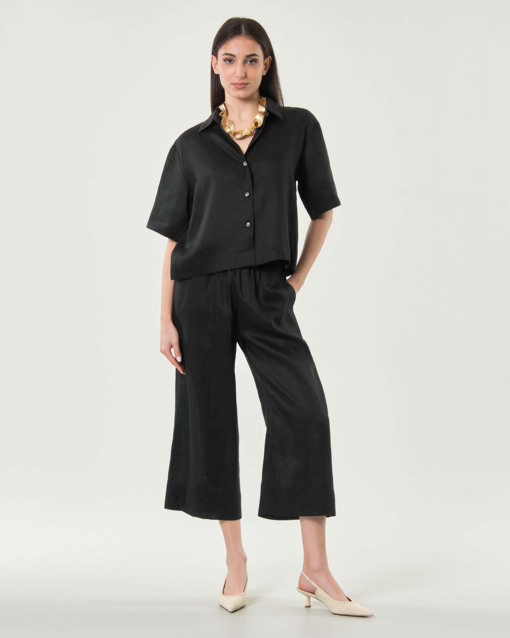 Pantaloni cropped neri in puro lino con tasche laterali e vita elasticizzata