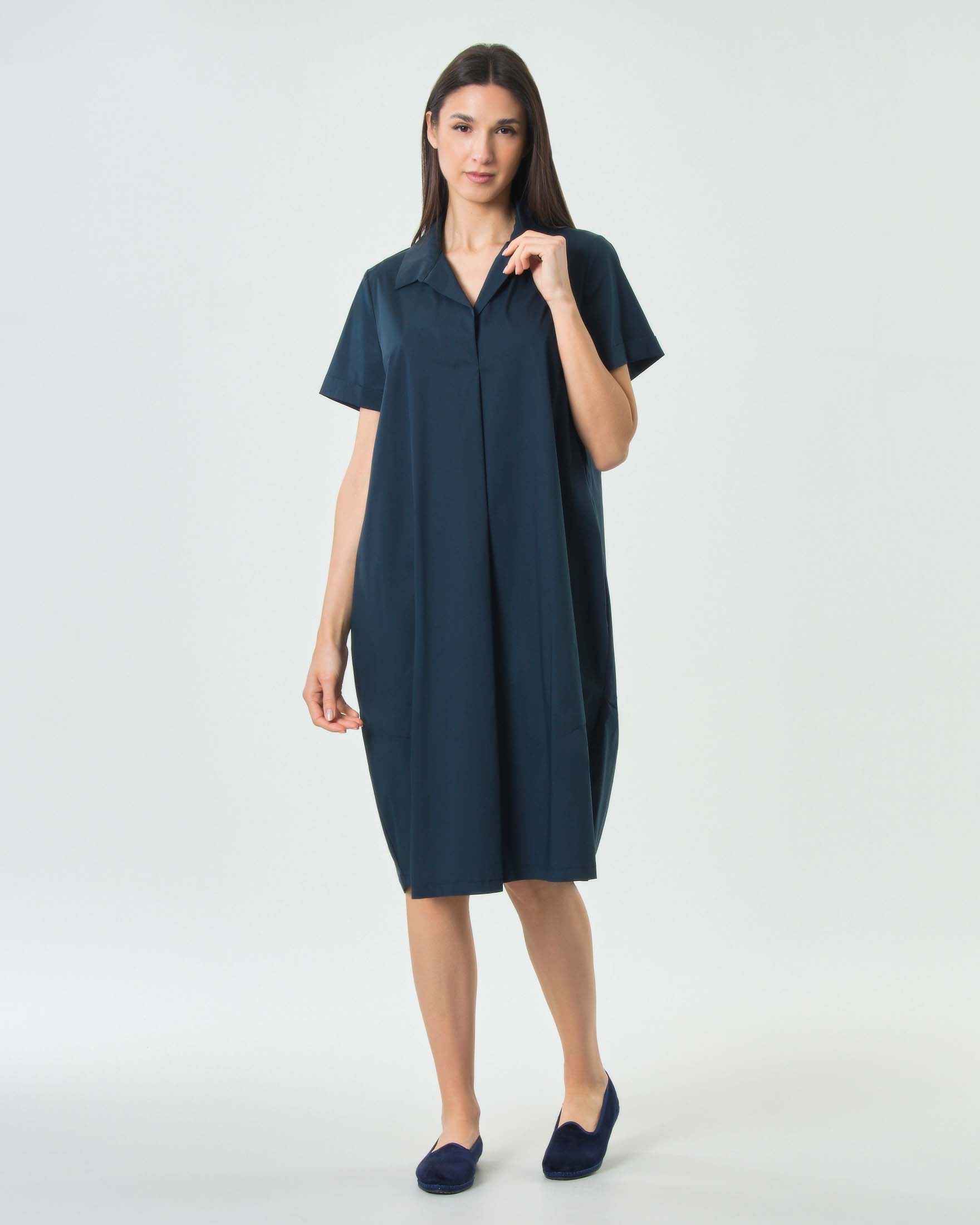 Abito corto blu in popeline di cotone dalla linea a uovo con maniche corte e colletto a camicia