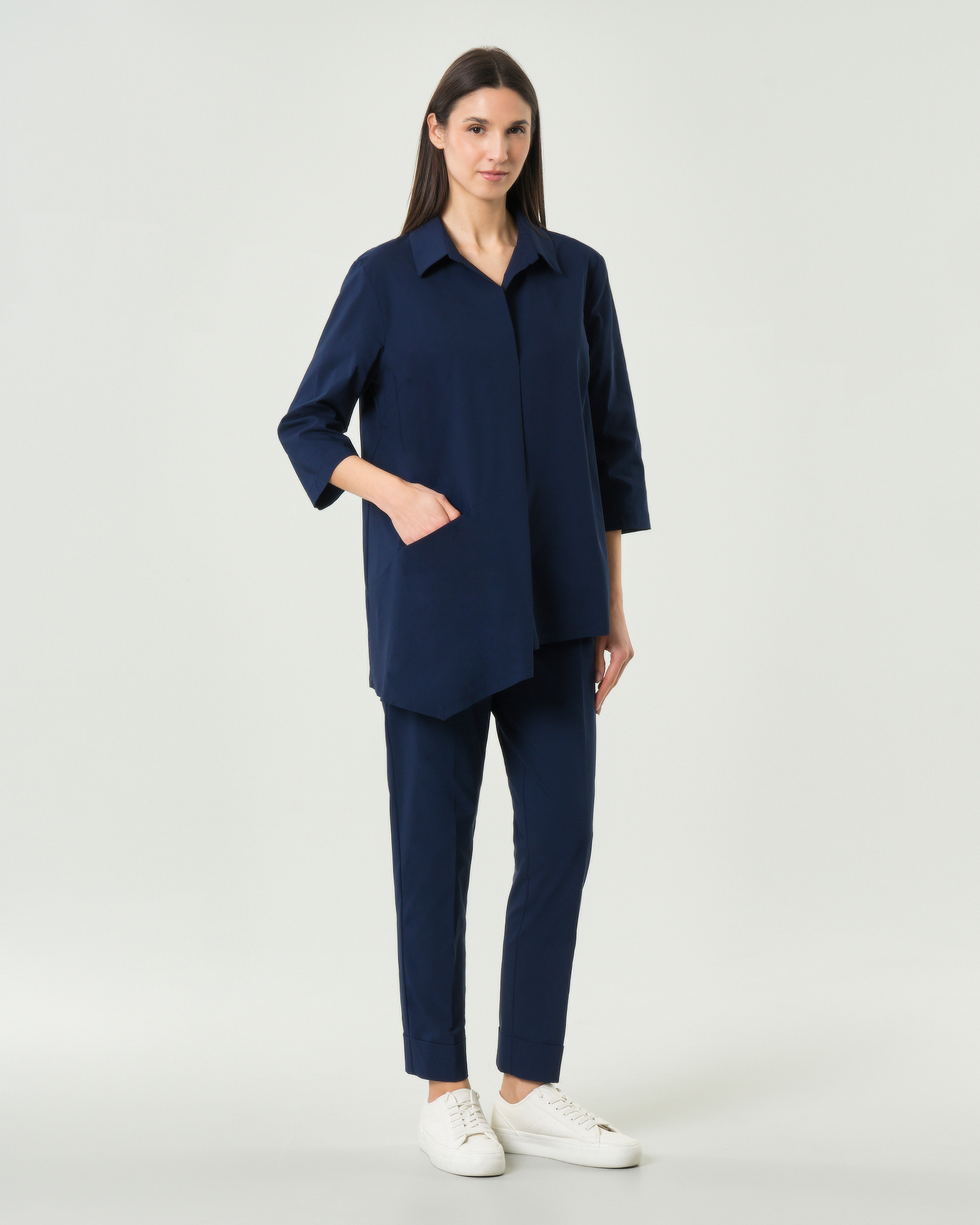 Camicia ampia blu in misto viscosa con scollo a V e tasca sul davanti