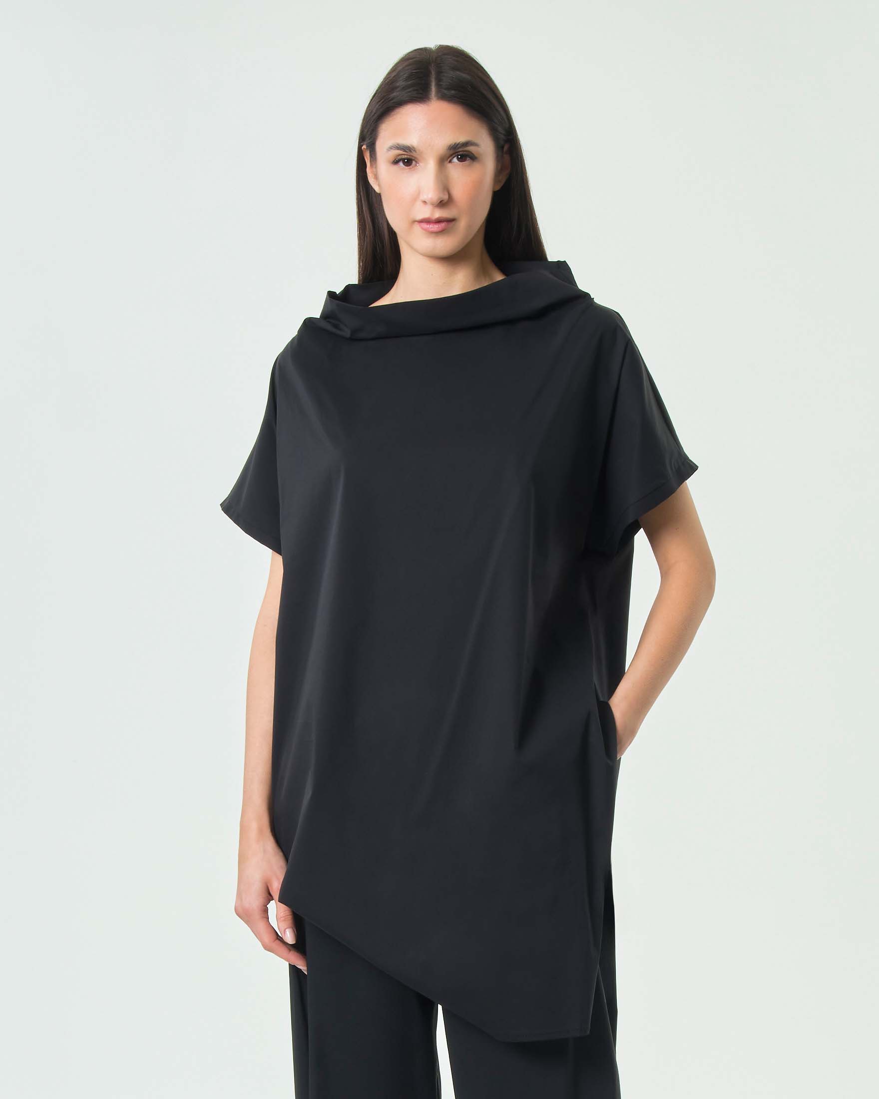 Blusa nera Jurerê in popeline di cotone con maniche ad aletta e collo a cratere