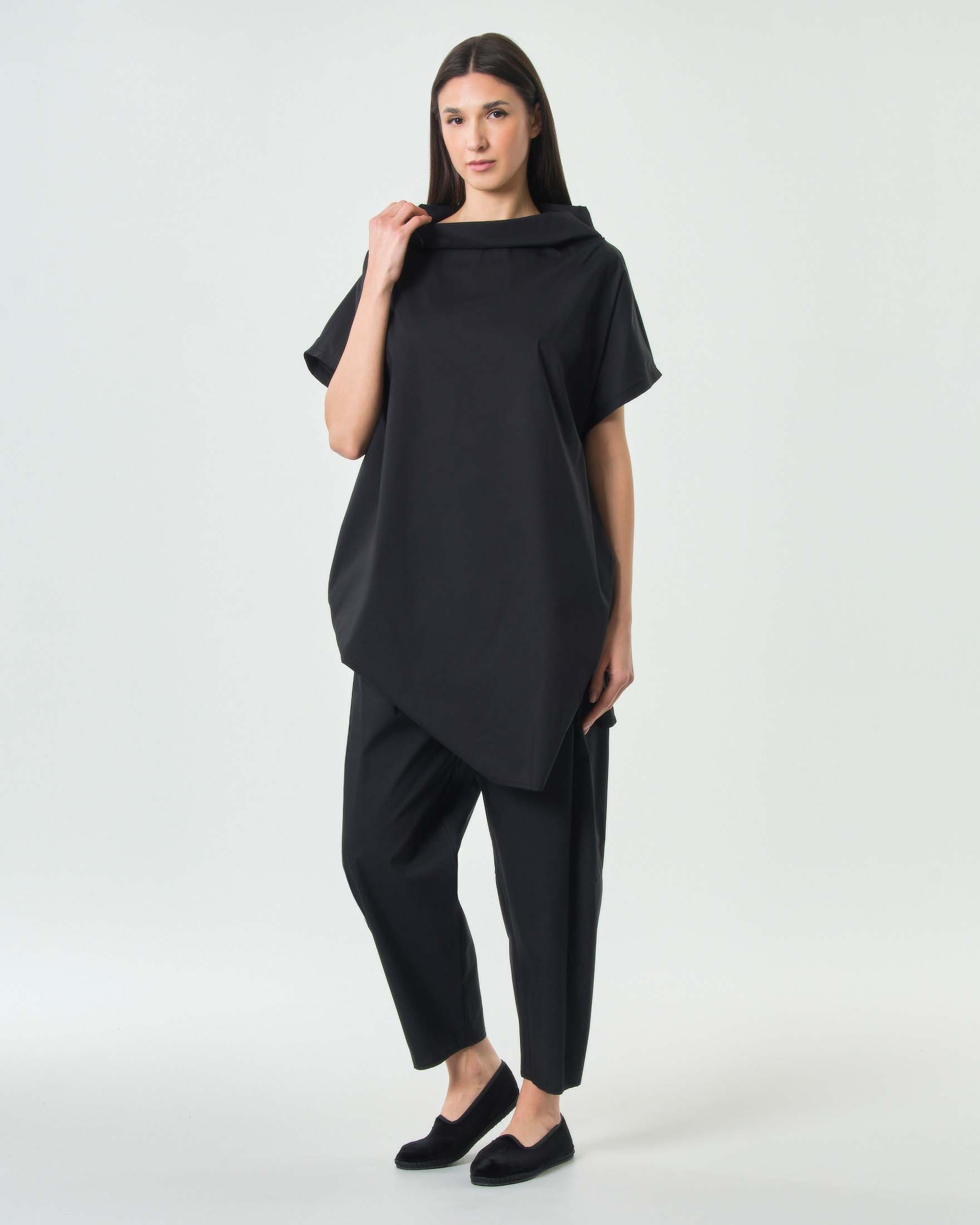 Blusa nera Jurerê in popeline di cotone con maniche ad aletta e collo a cratere image