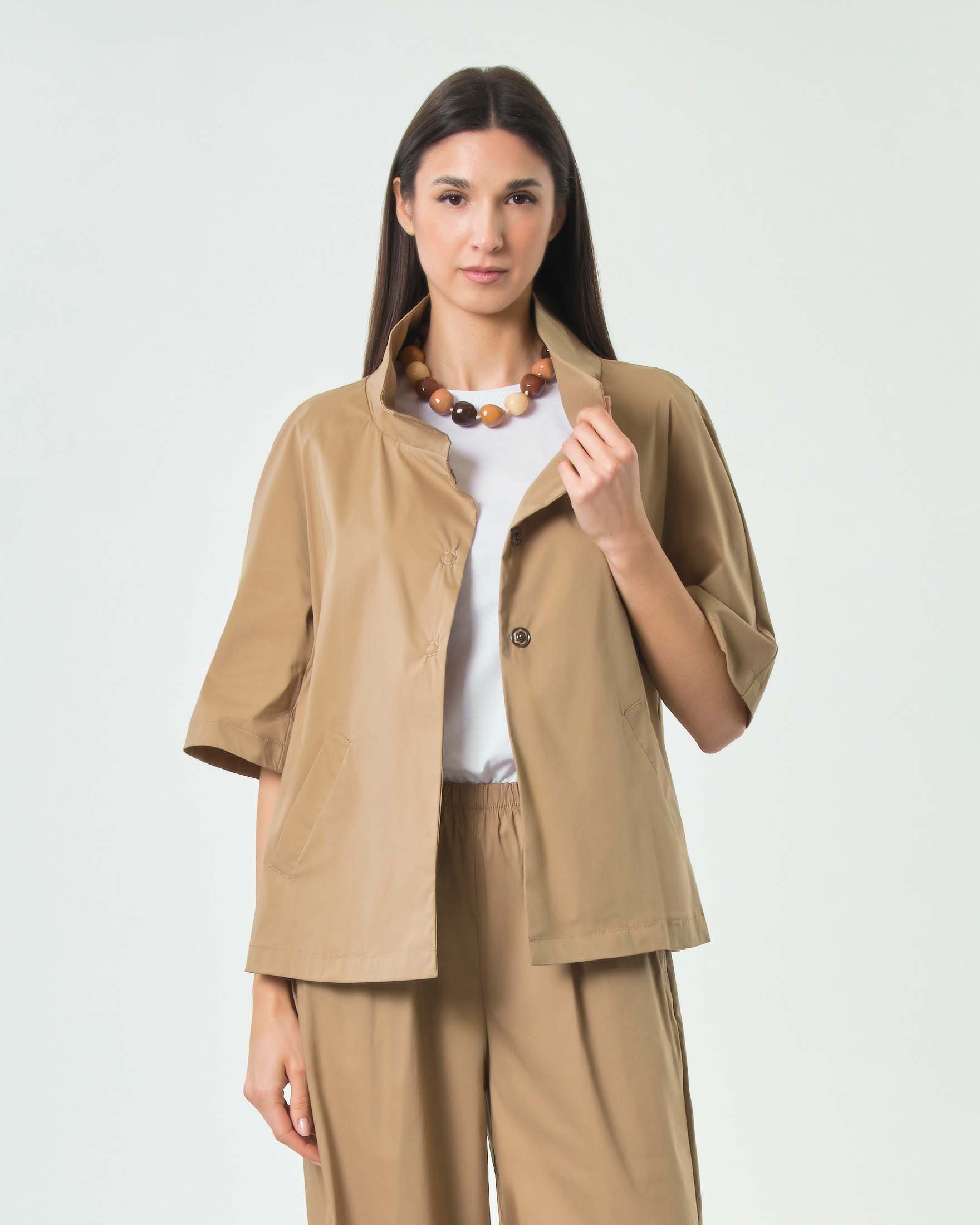 Giacca Jurerê beige in cotone stretch con colletto in piedi e maniche al gomito