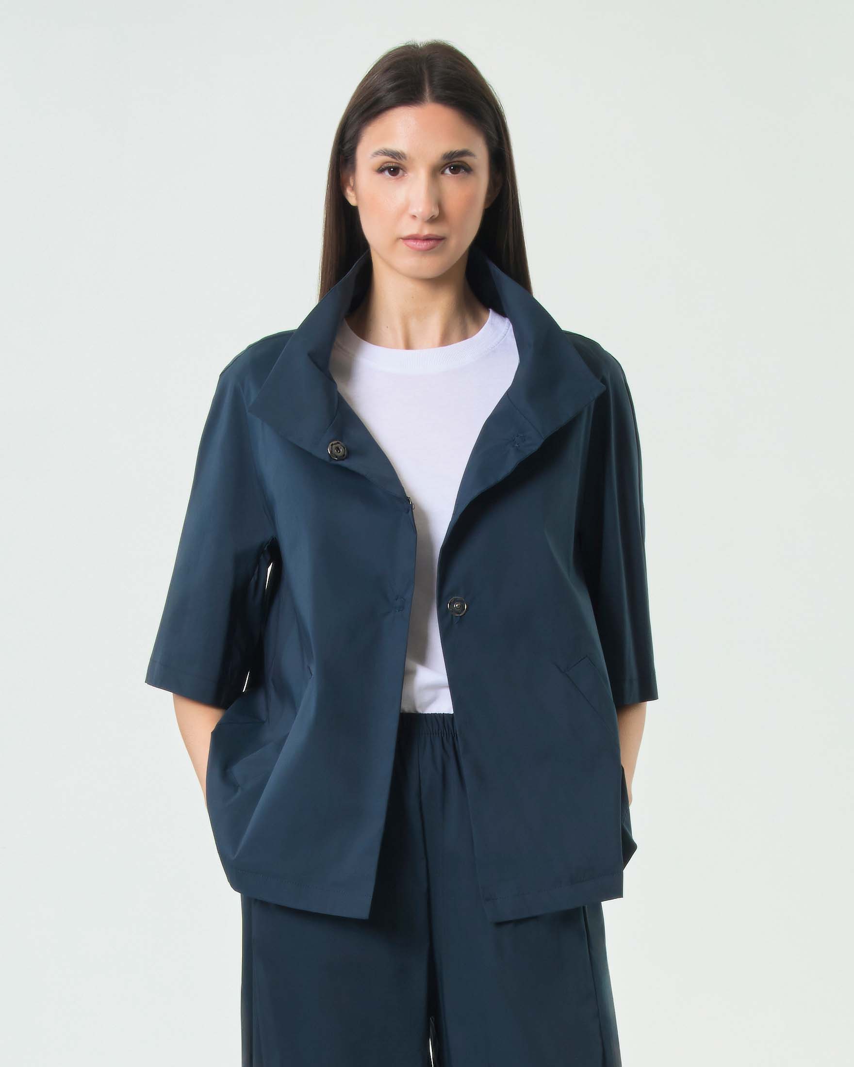 Giacca Jurerê blu in cotone stretch con colletto in piedi e maniche al gomito