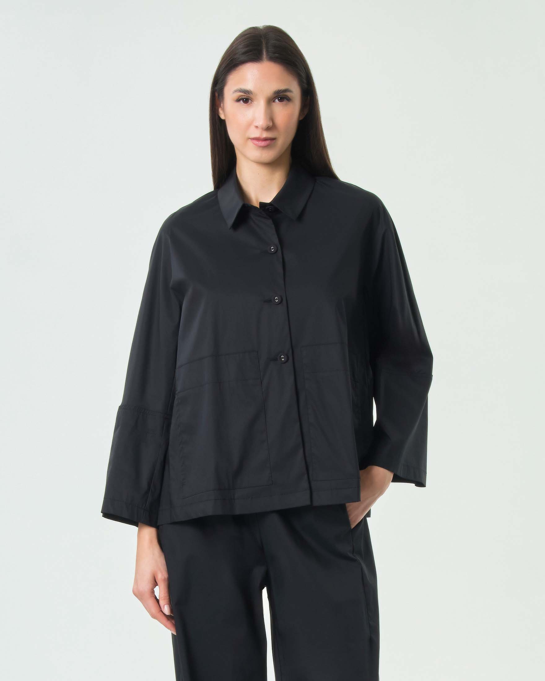 Giacca chemisier Jurerê nera in cotone stretch con colletto a camicia e maniche ampie