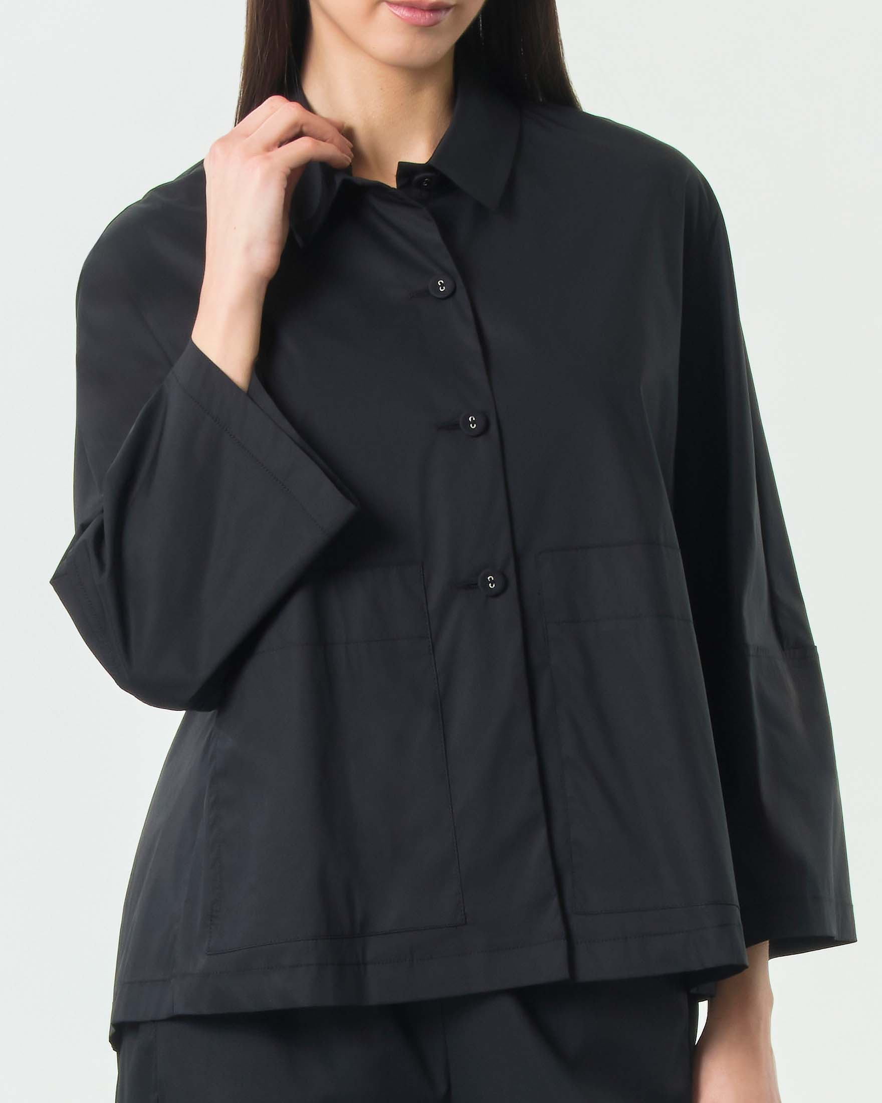 Giacca chemisier Jurerê nera in cotone stretch con colletto a camicia e maniche ampie image