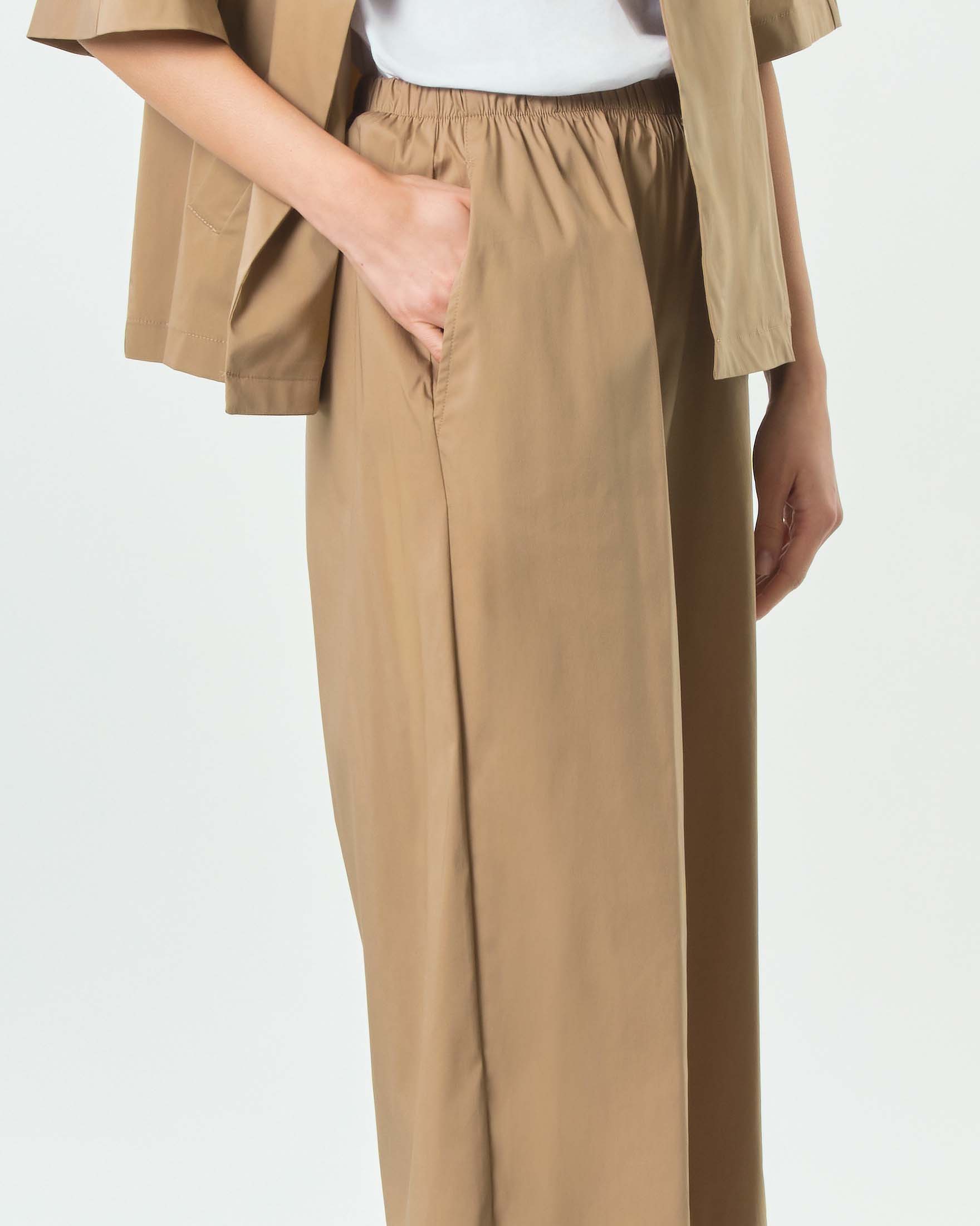 Pantaloni beige Jurerê in popeline di cotone stretch dalla linea wide con elastico in vita image