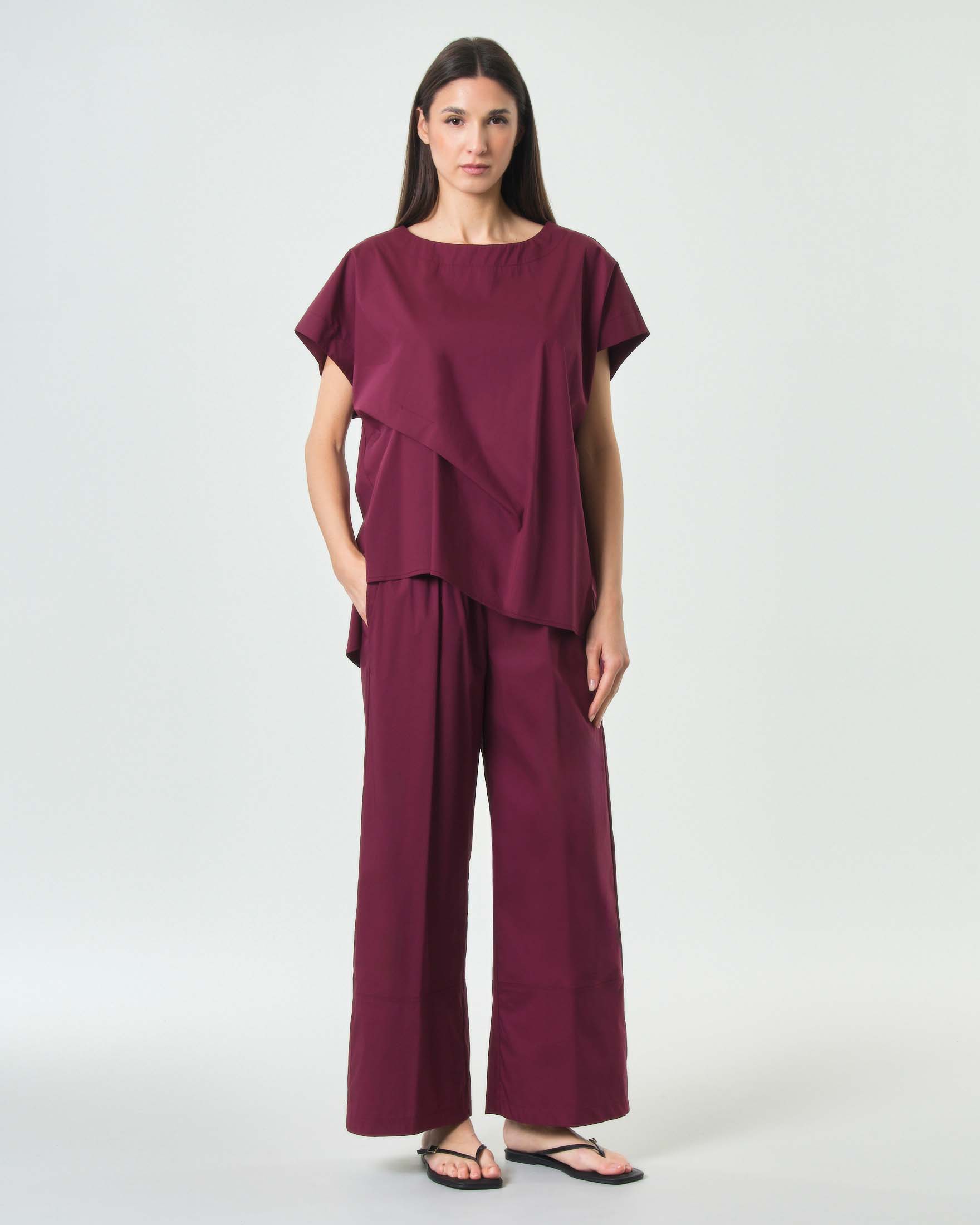 Pantaloni bordeaux Jurerê in popeline di cotone stretch dalla linea wide con elastico in vita