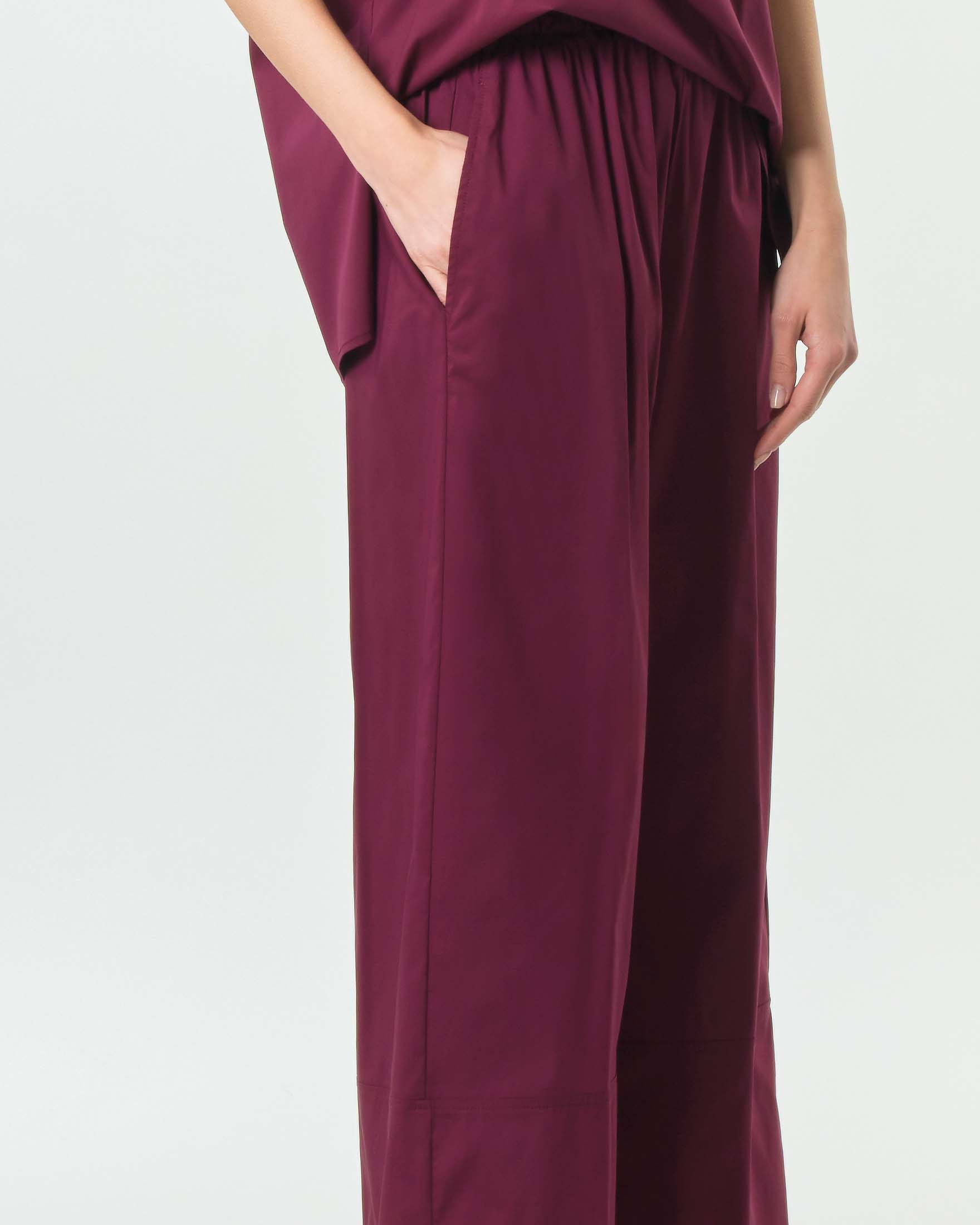 Pantaloni bordeaux Jurerê in popeline di cotone stretch dalla linea wide con elastico in vita image
