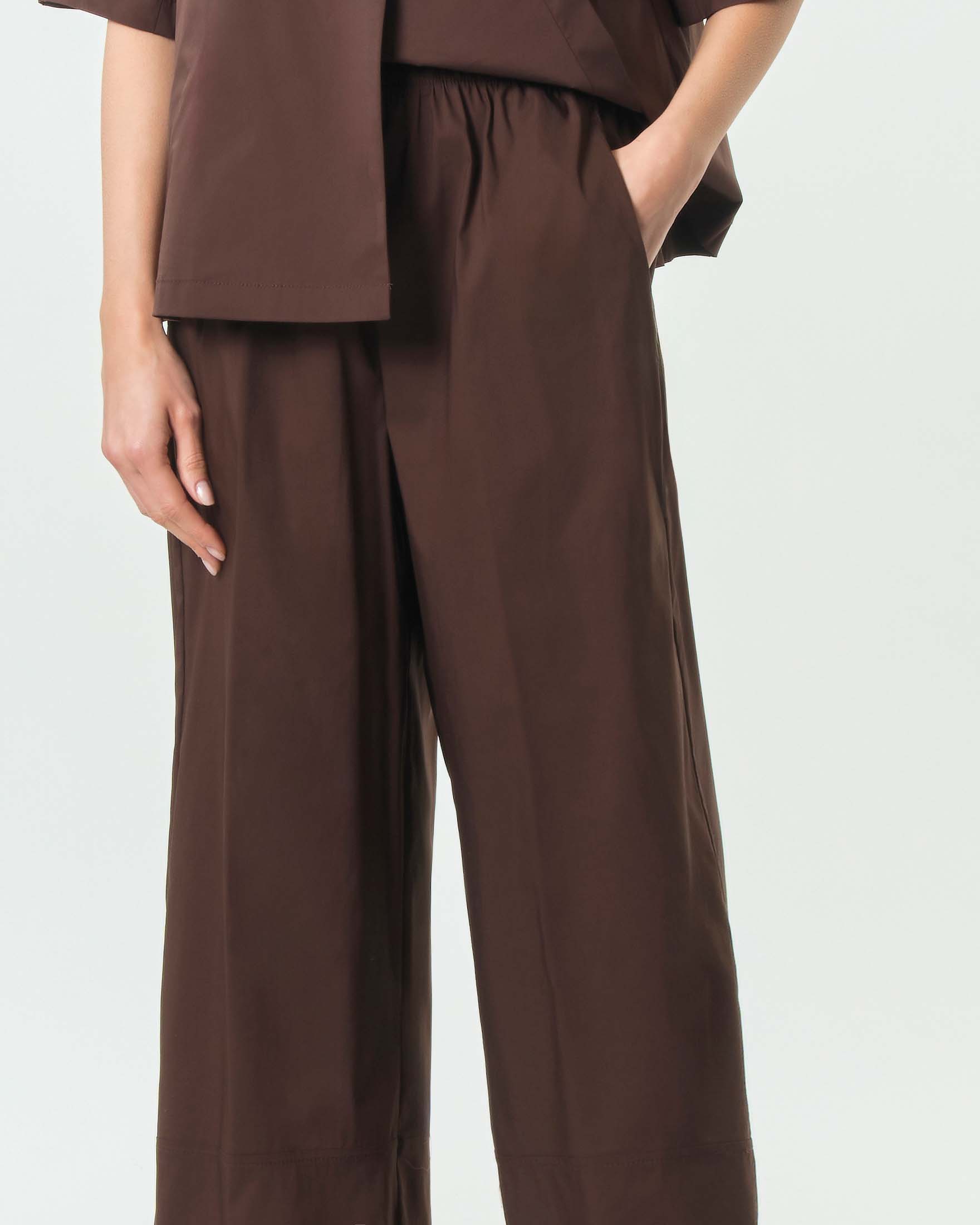 Pantaloni color moro Jurerê in popeline di cotone stretch dalla linea wide con elastico in vita image
