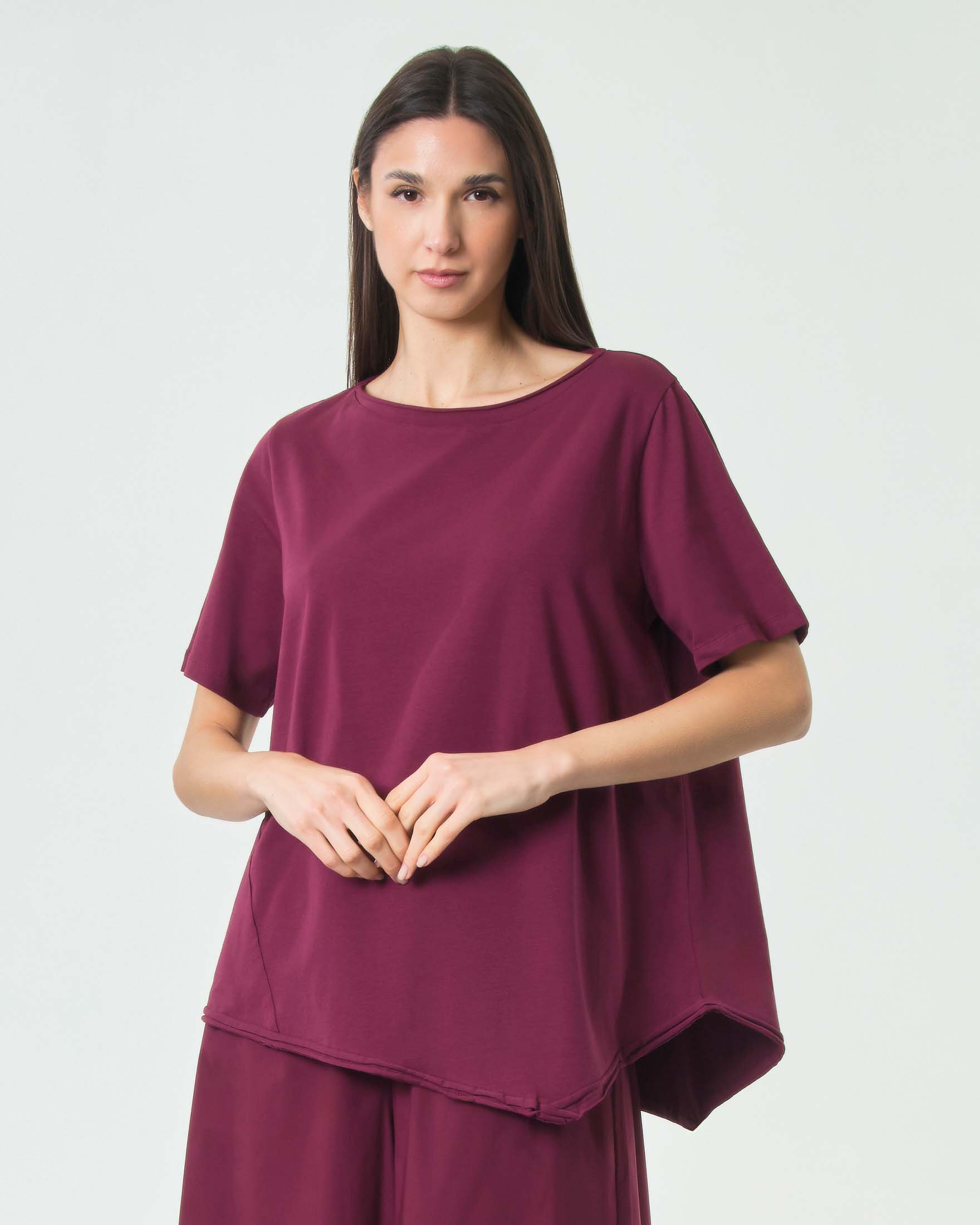 Top bordeaux Jurerê in cotone stretch a maniche corte con fondo a punta