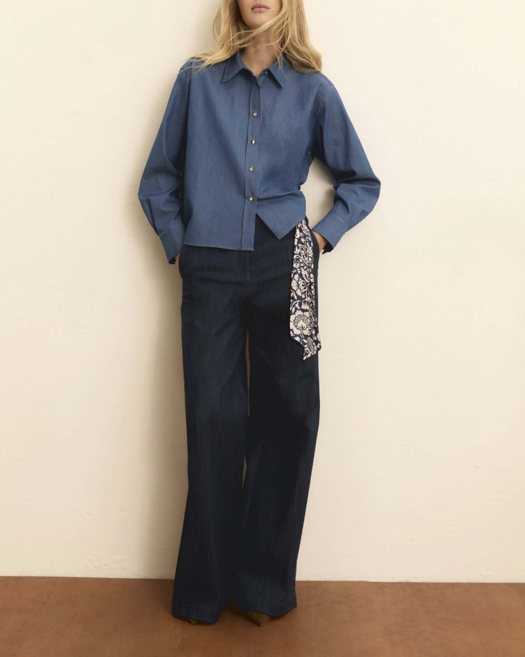 Camicia boxy in gabardina effetto denim con bottoni dorati e inserto di pizzo sul retro