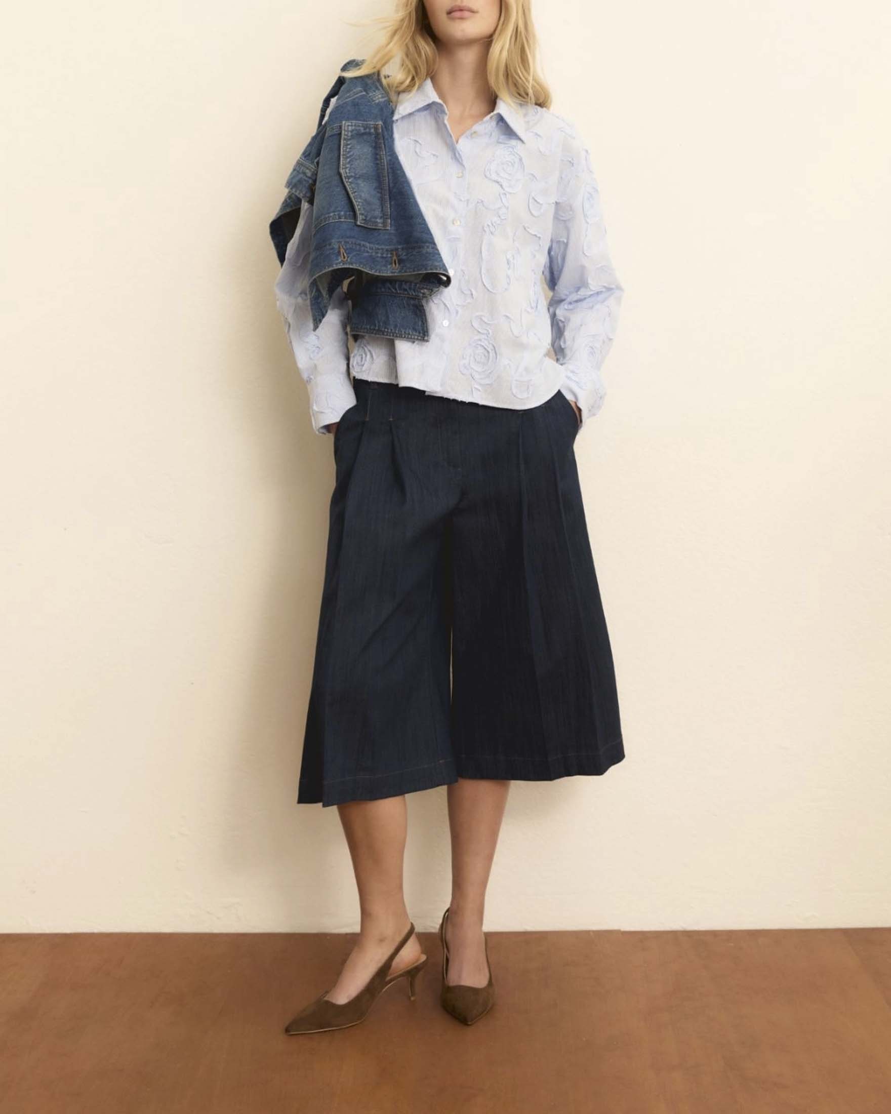 Camicia boxy in misto cotone azzurra e bianca con ricami floreali