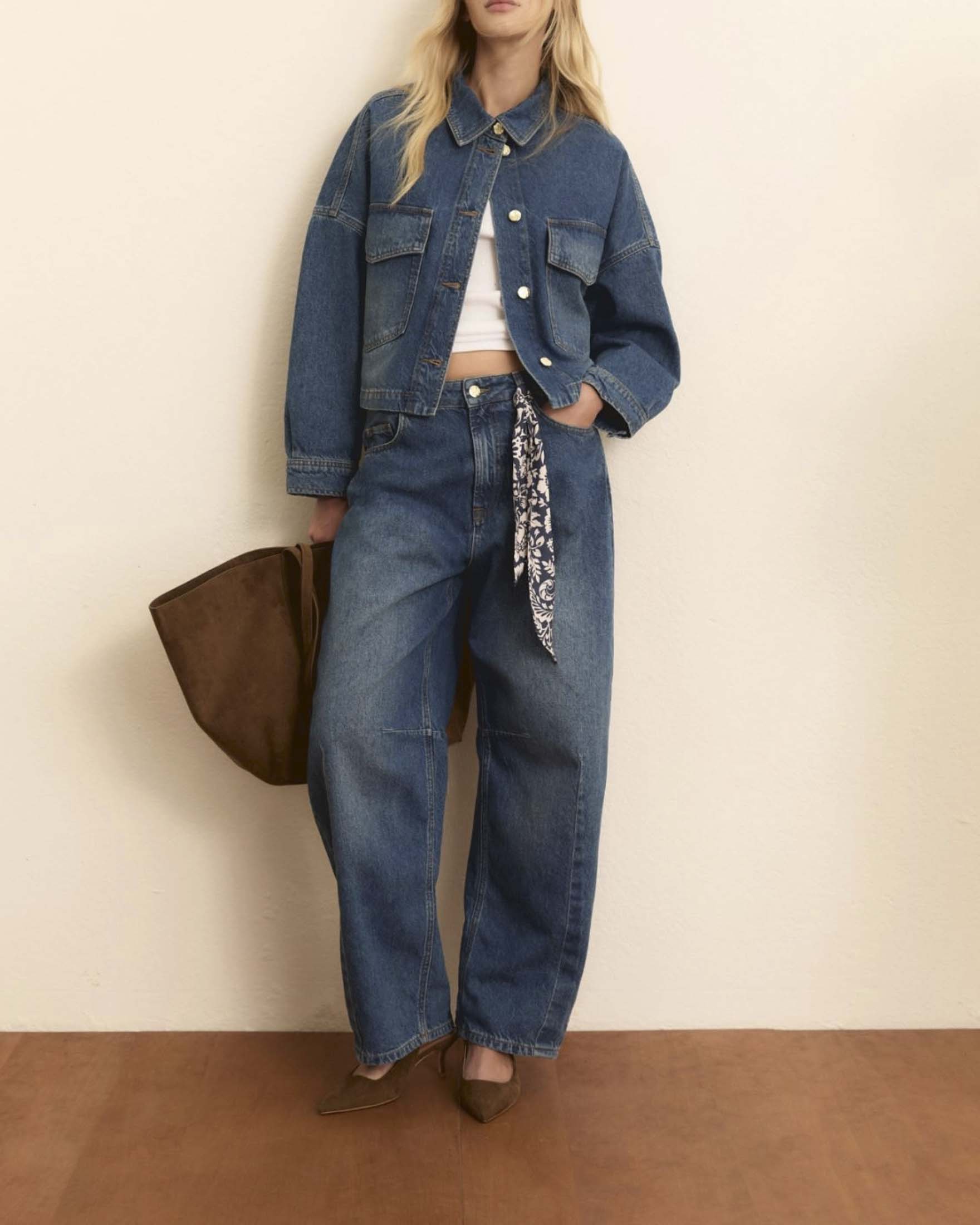 Overshirt crop Emme Marella in denim di cotone con bottoni dorati e tasche con patta