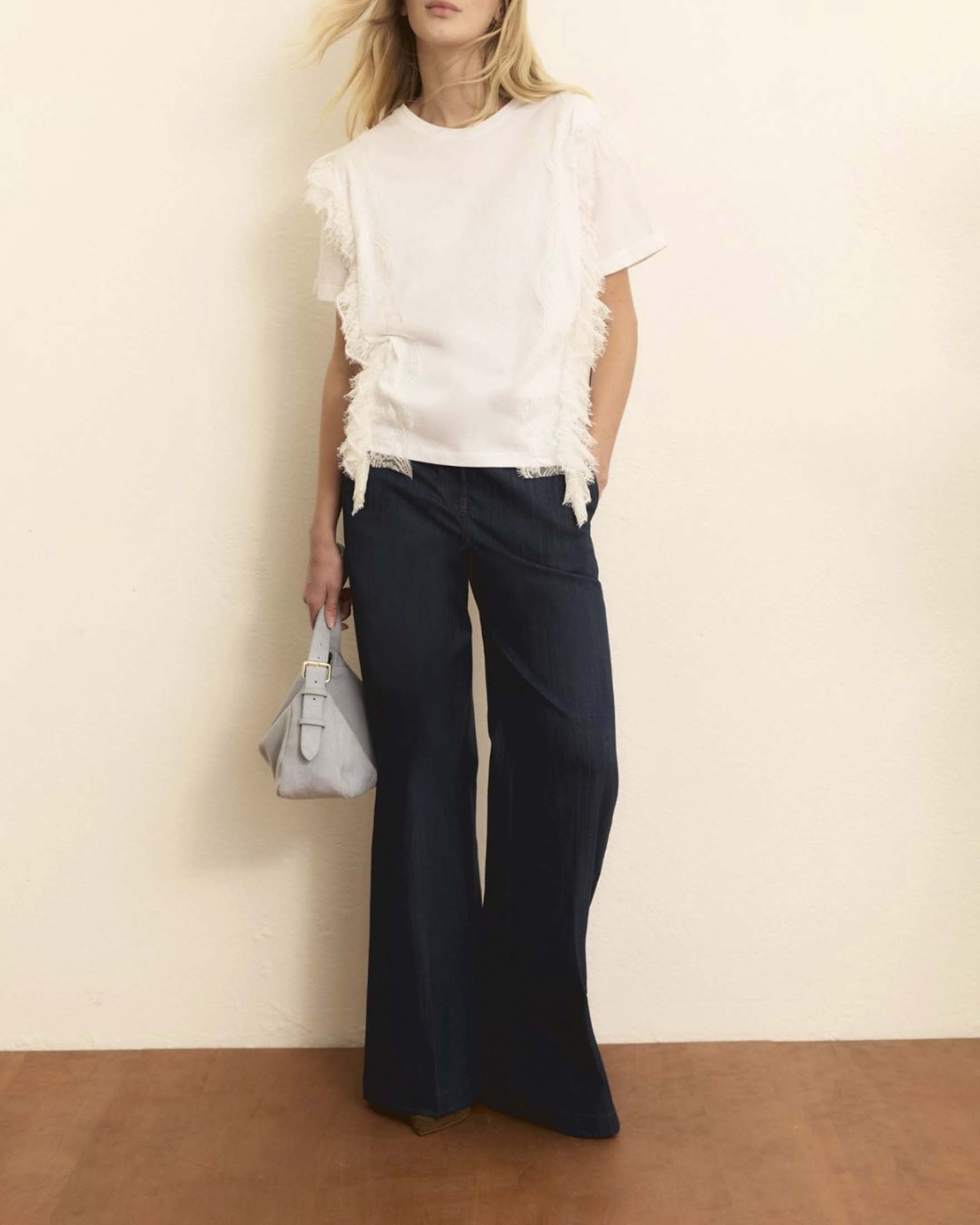 T-shirt girocollo bianca in cotone con rouche in pizzo e inserti in popeline