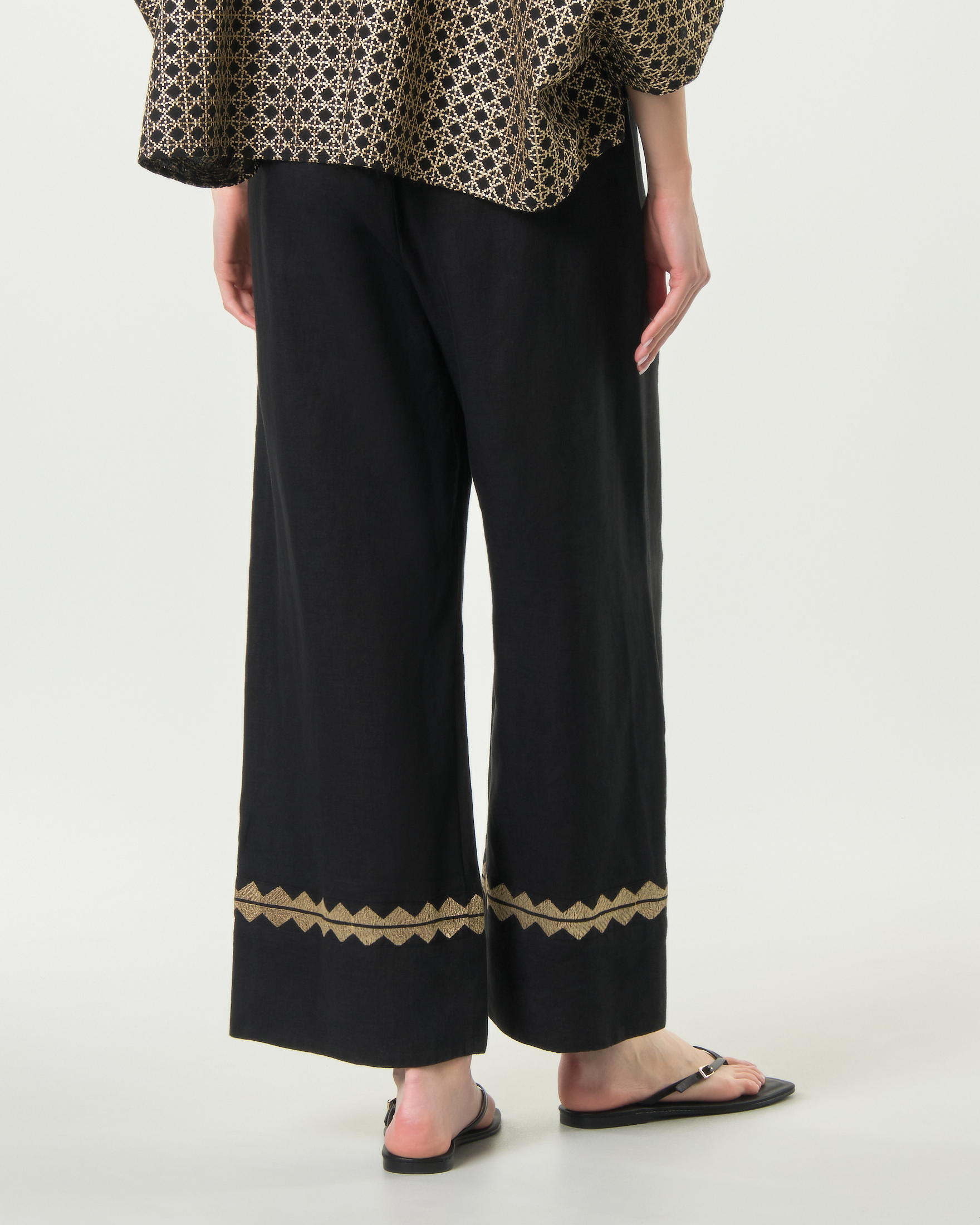 Pantaloni palazzo Greek Archaic Kori neri in lino con orlo ricamato in ...