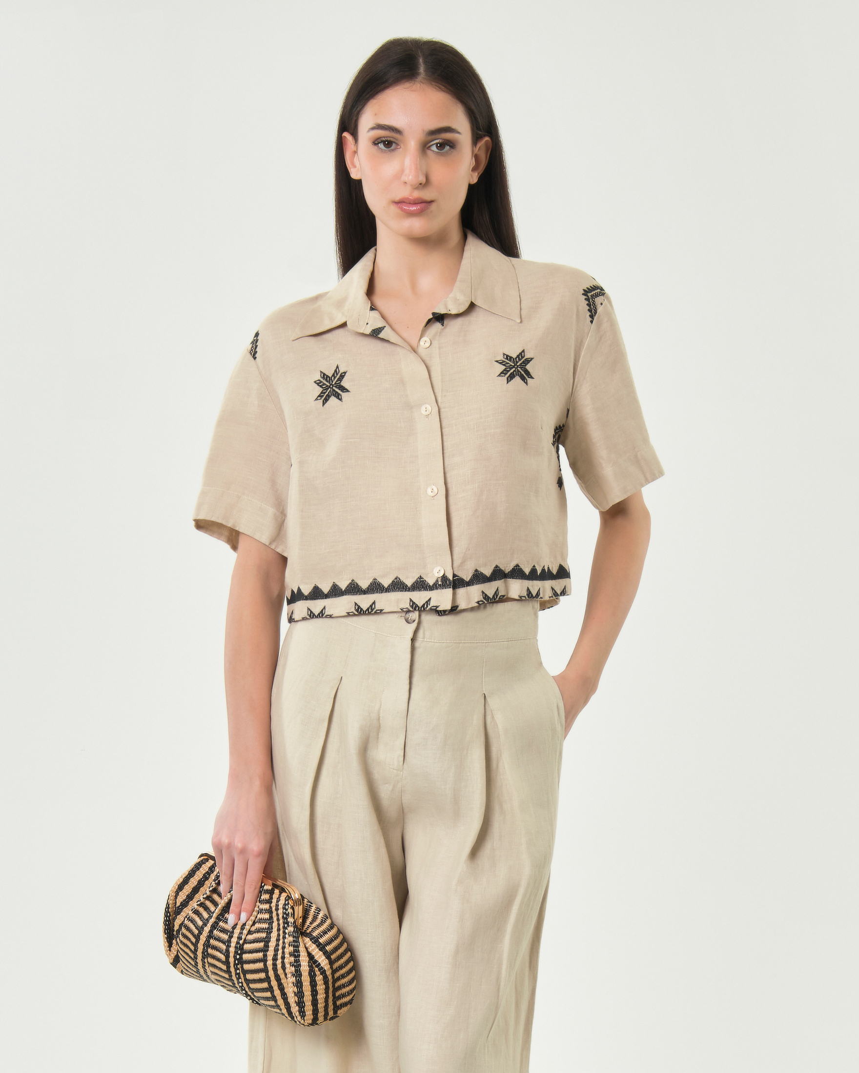 Camicia crop a mezze maniche beige in lino con ricambi greci a contrasto
