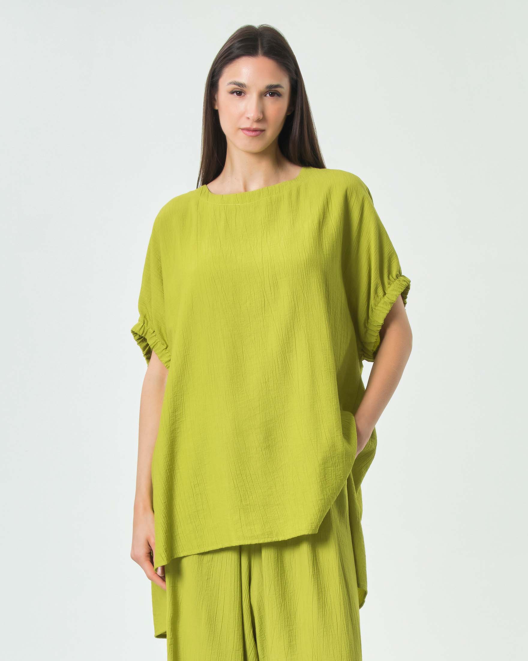 Blusa verde acido Jurerê in viscosa a maniche corte con elastico e fondo asimmetrico