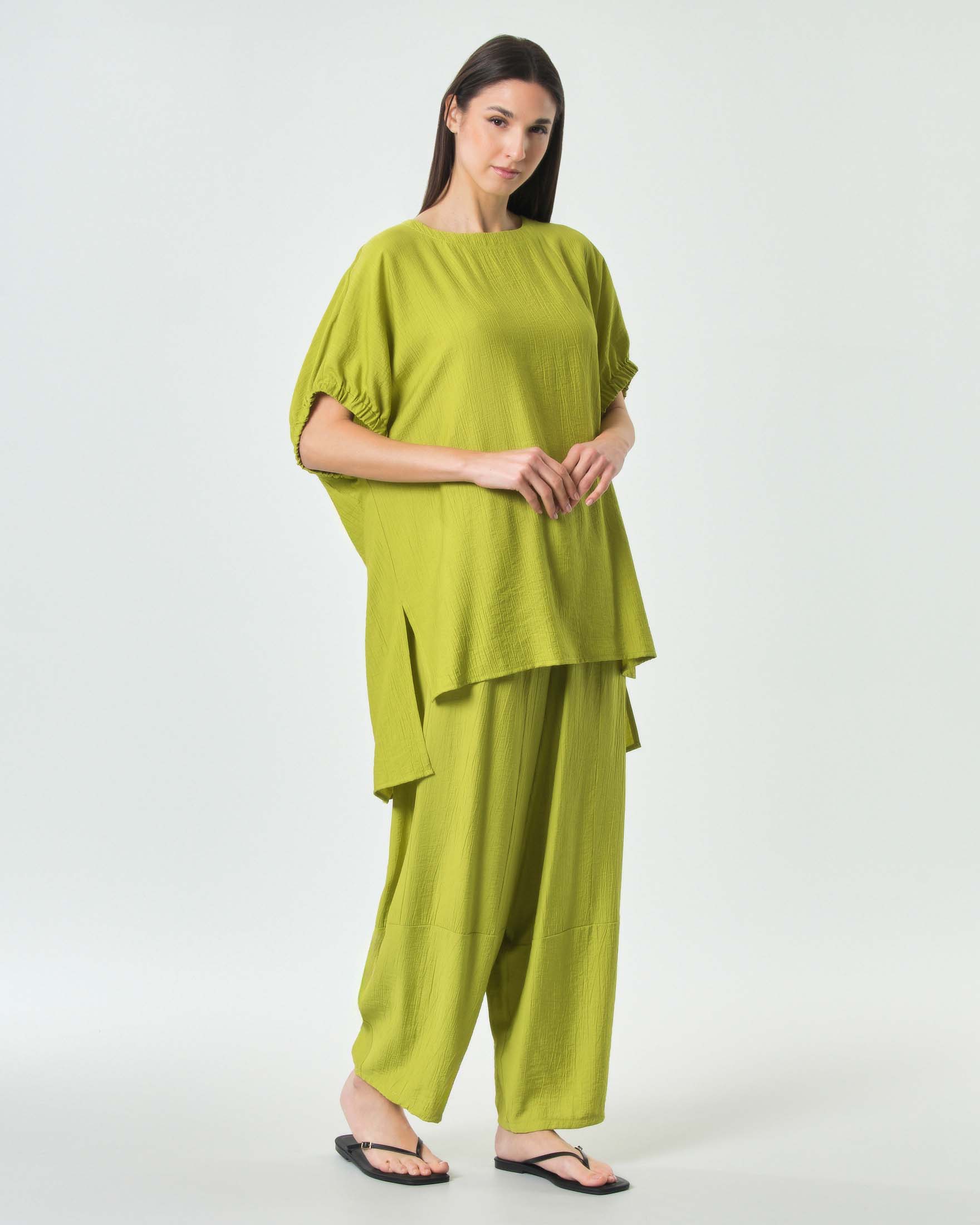 Blusa verde acido Jurerê in viscosa a maniche corte con elastico e fondo asimmetrico image