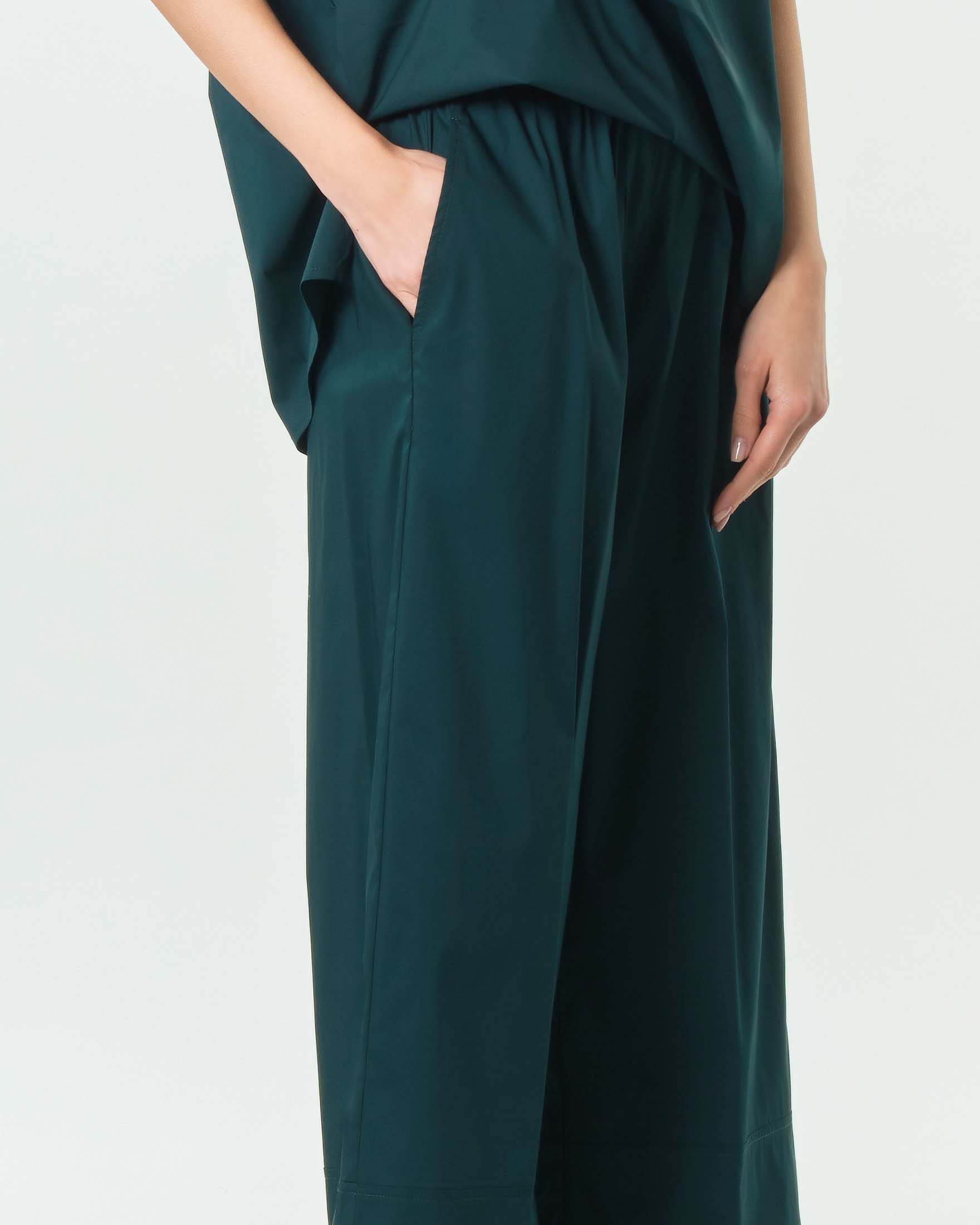 Pantaloni verdi Jurerê in popeline di cotone stretch dalla linea wide con elastico in vita image