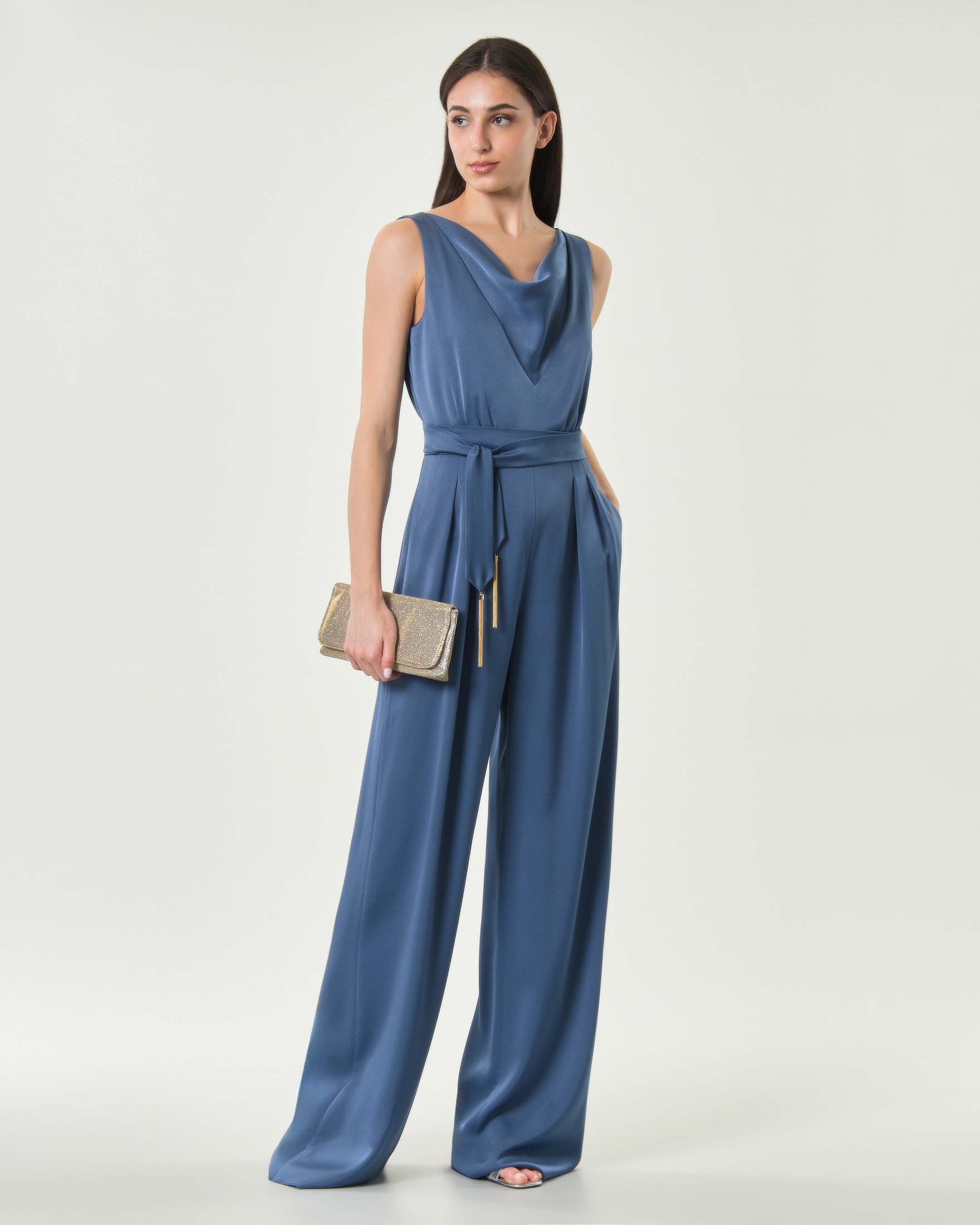 Tuta smanicata Studio avio in satin con scollo drappeggiato e pantalone fluido
