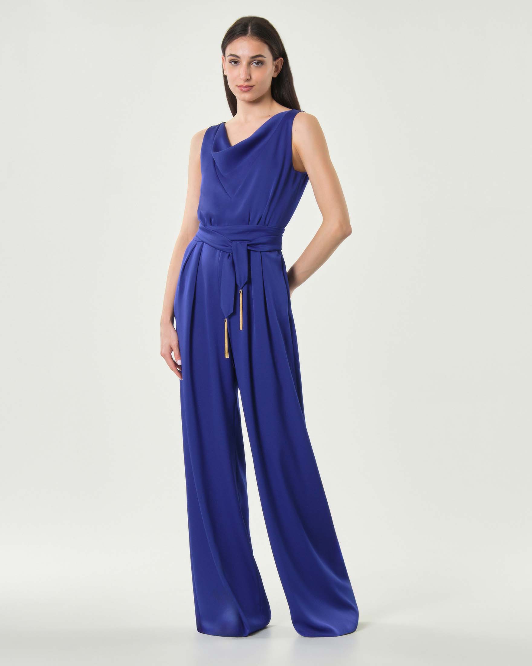 Tuta smanicata Max Mara Elegante blu in satin con scollo drappeggiato e pantalone fluido