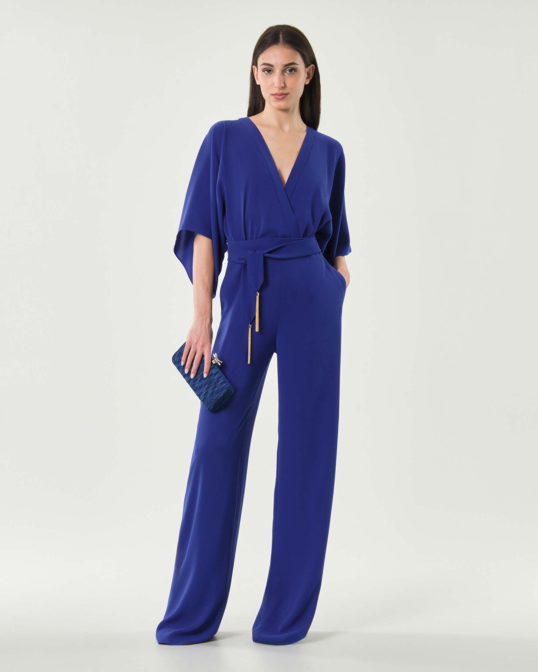 Tuta smanicata Max Mara Elegante blu in cady con scollo incrociato a V e cintura con nappe gioiello