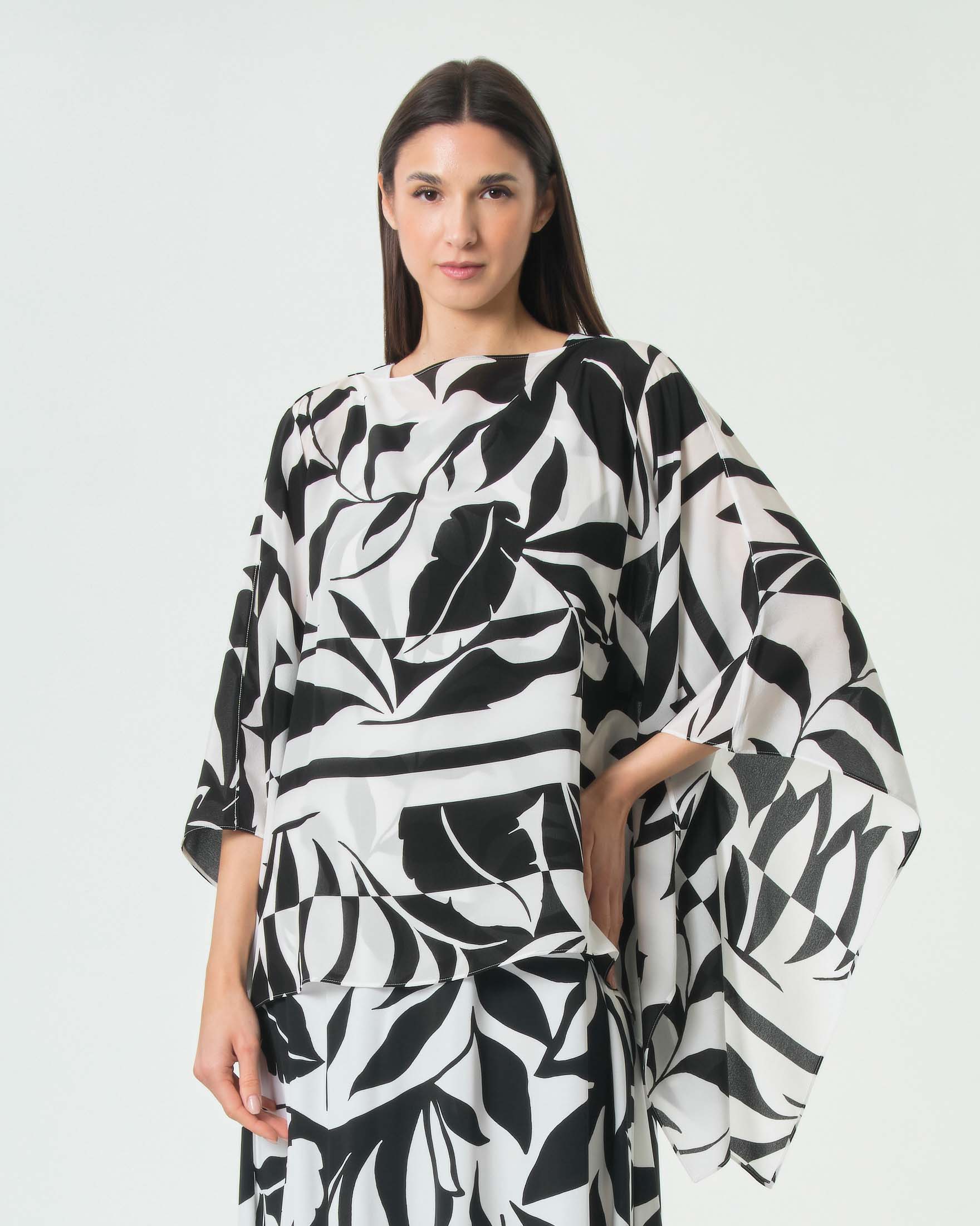 Poncho a kimono Max Mara Beachwear bianco in seta stampata a contrasto