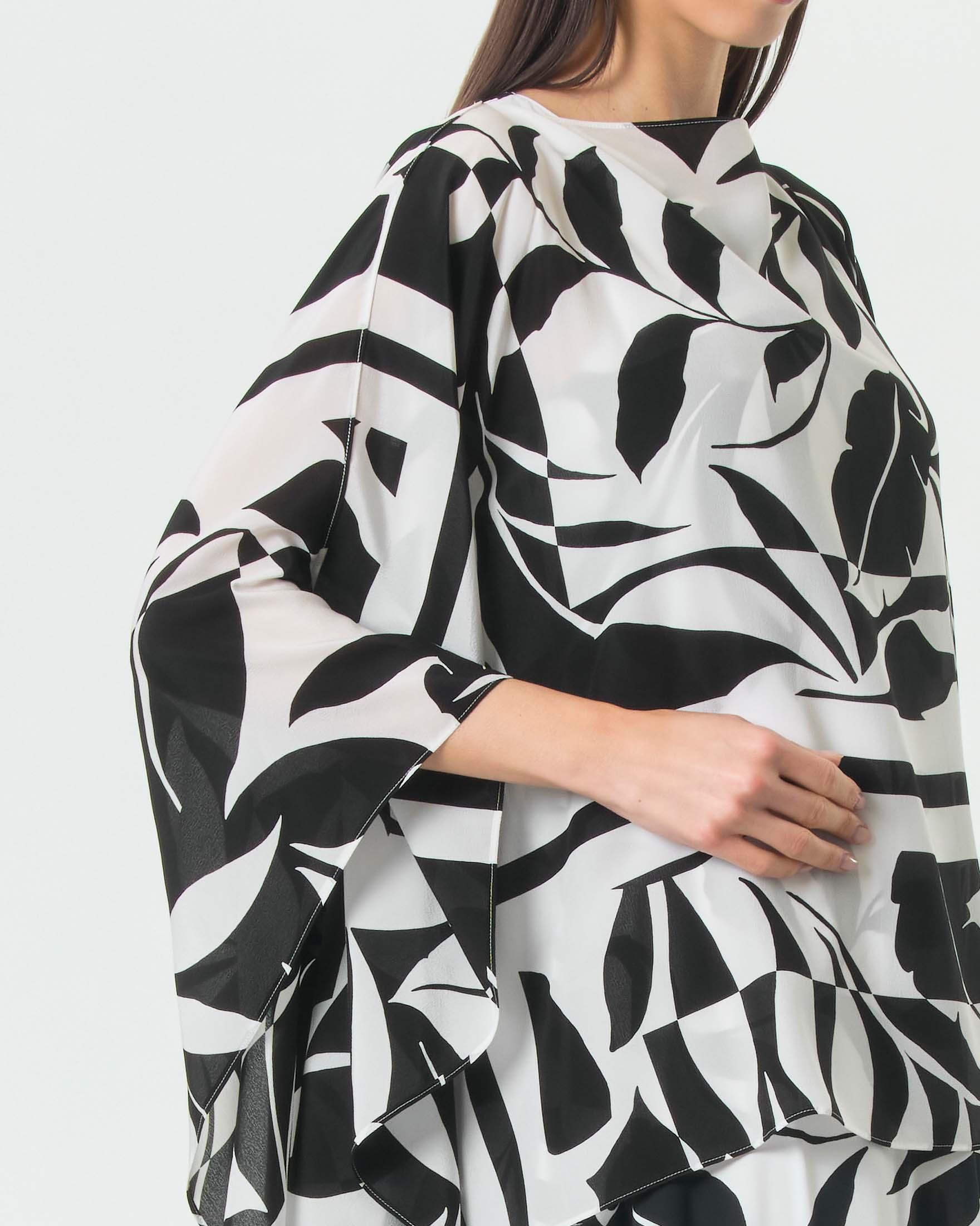 Poncho a kimono Max Mara Beachwear bianco in seta stampata a contrasto image