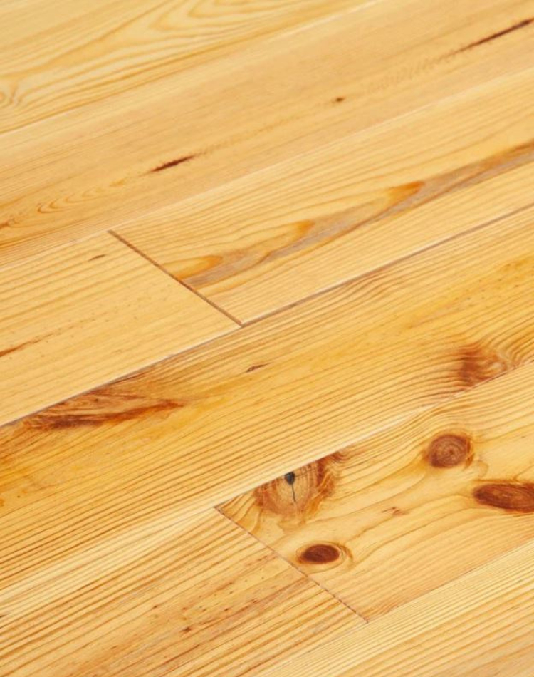 Soffitti, boiserie, scale e parquet in legno di pino