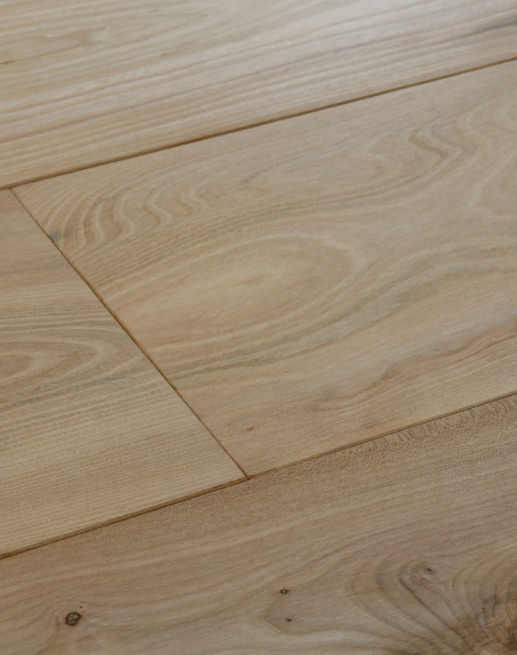 Soffitti, boiserie, scale e parquet in legno di olmo