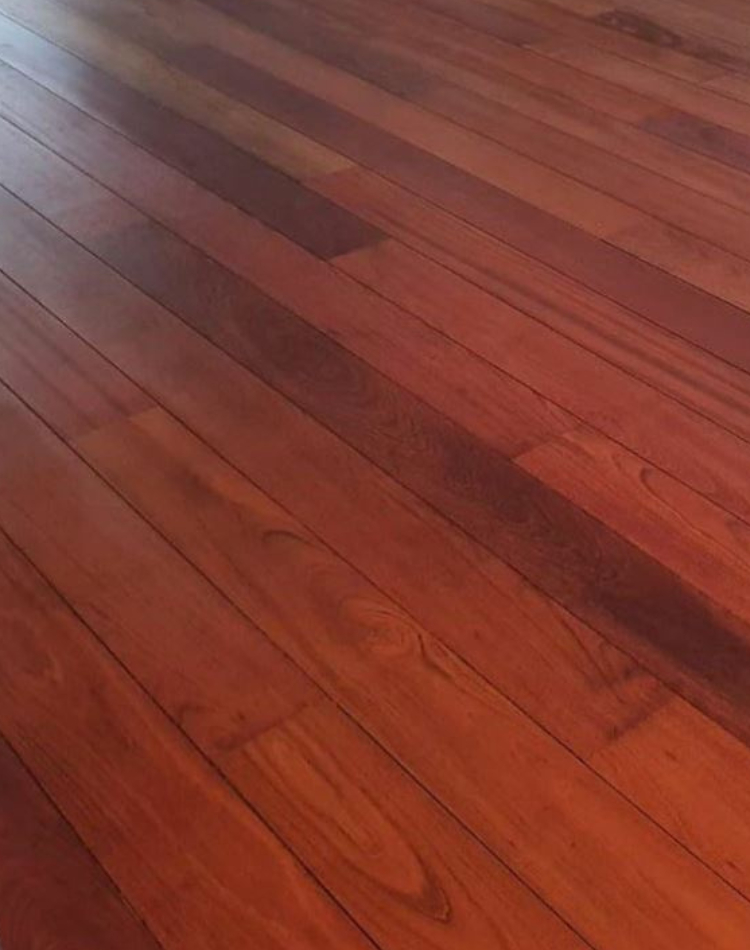 Soffitti, boiserie, scale e parquet in legno di jatoba