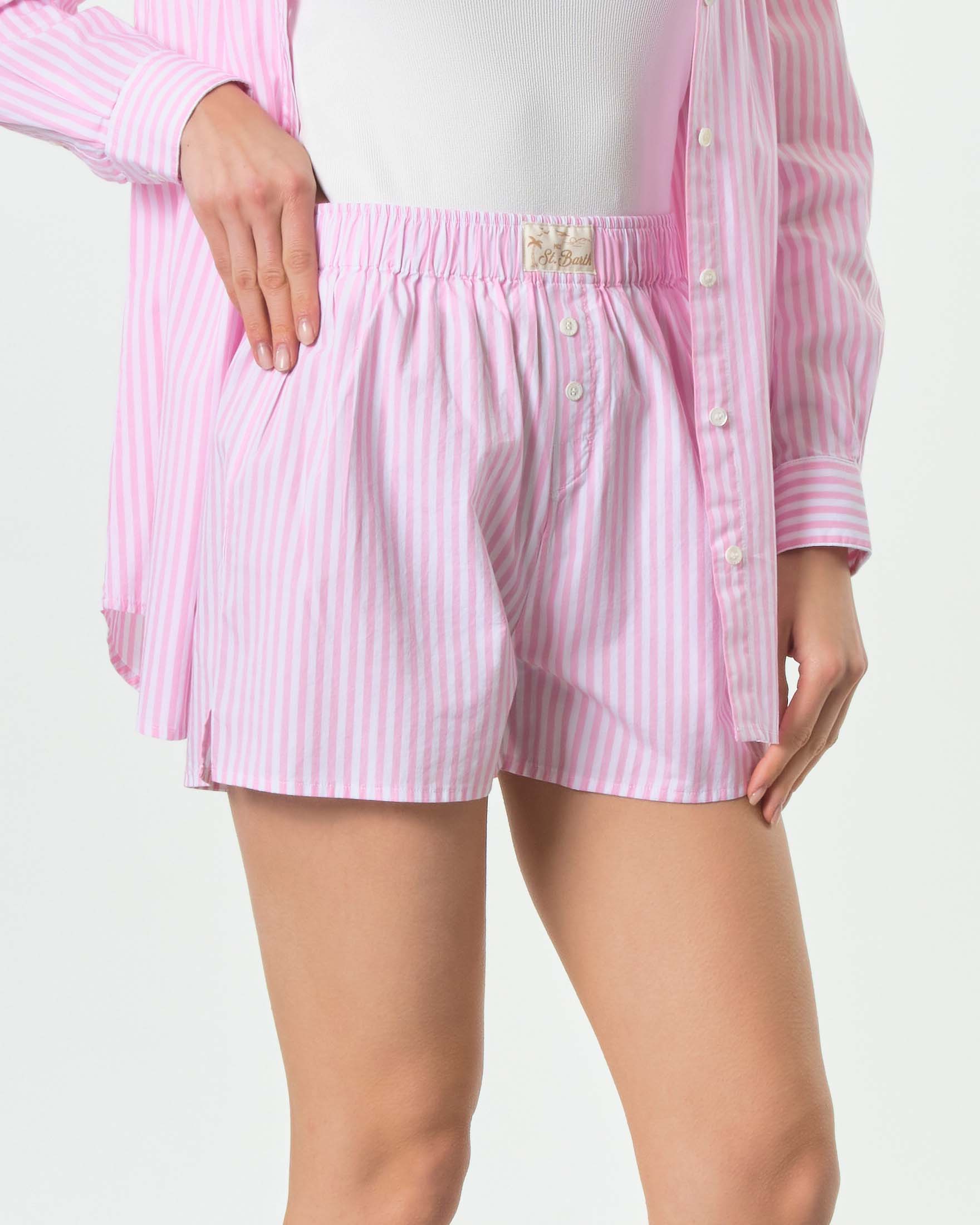 Shorts Boxy MC2 Saint Barth rosa a righe bianche in cotone con vita elasticizzata e tasche laterali image