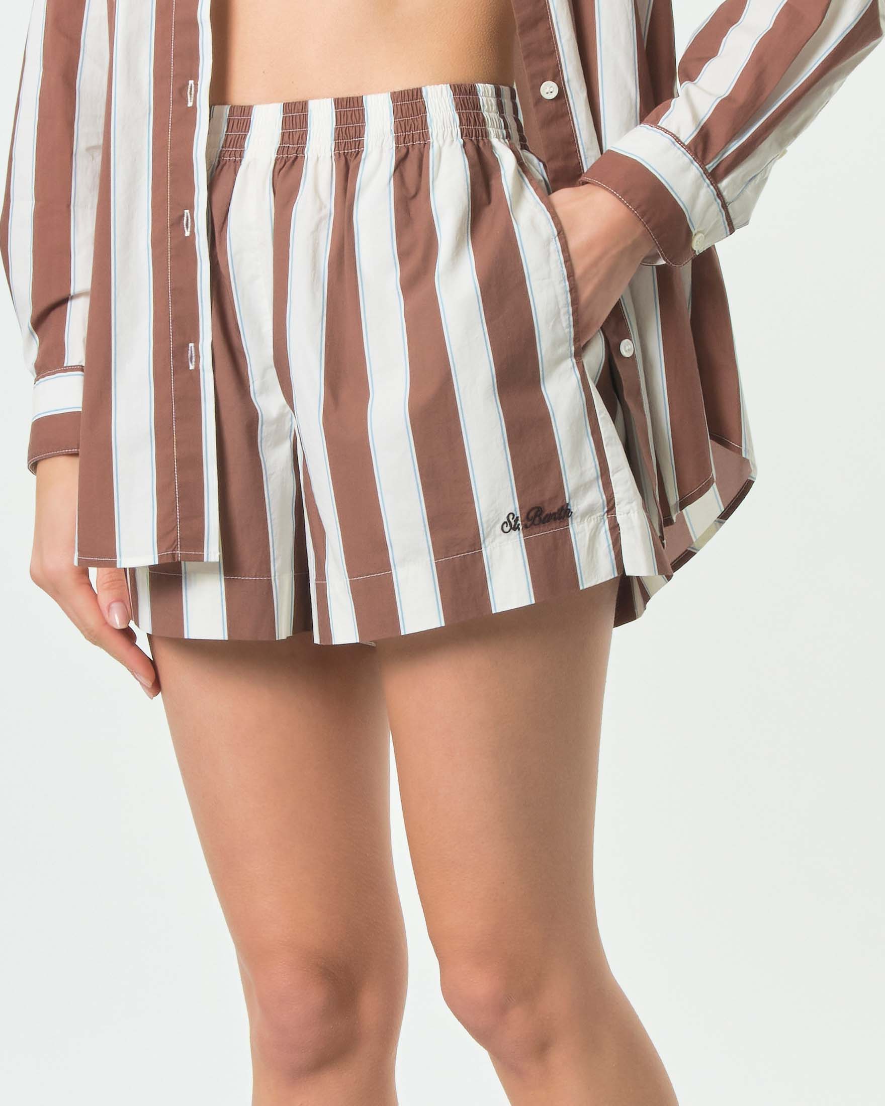 Pantaloncini corti MC2 Saint Barth in cotone a righe bianche e nocciola con elastico in vita image