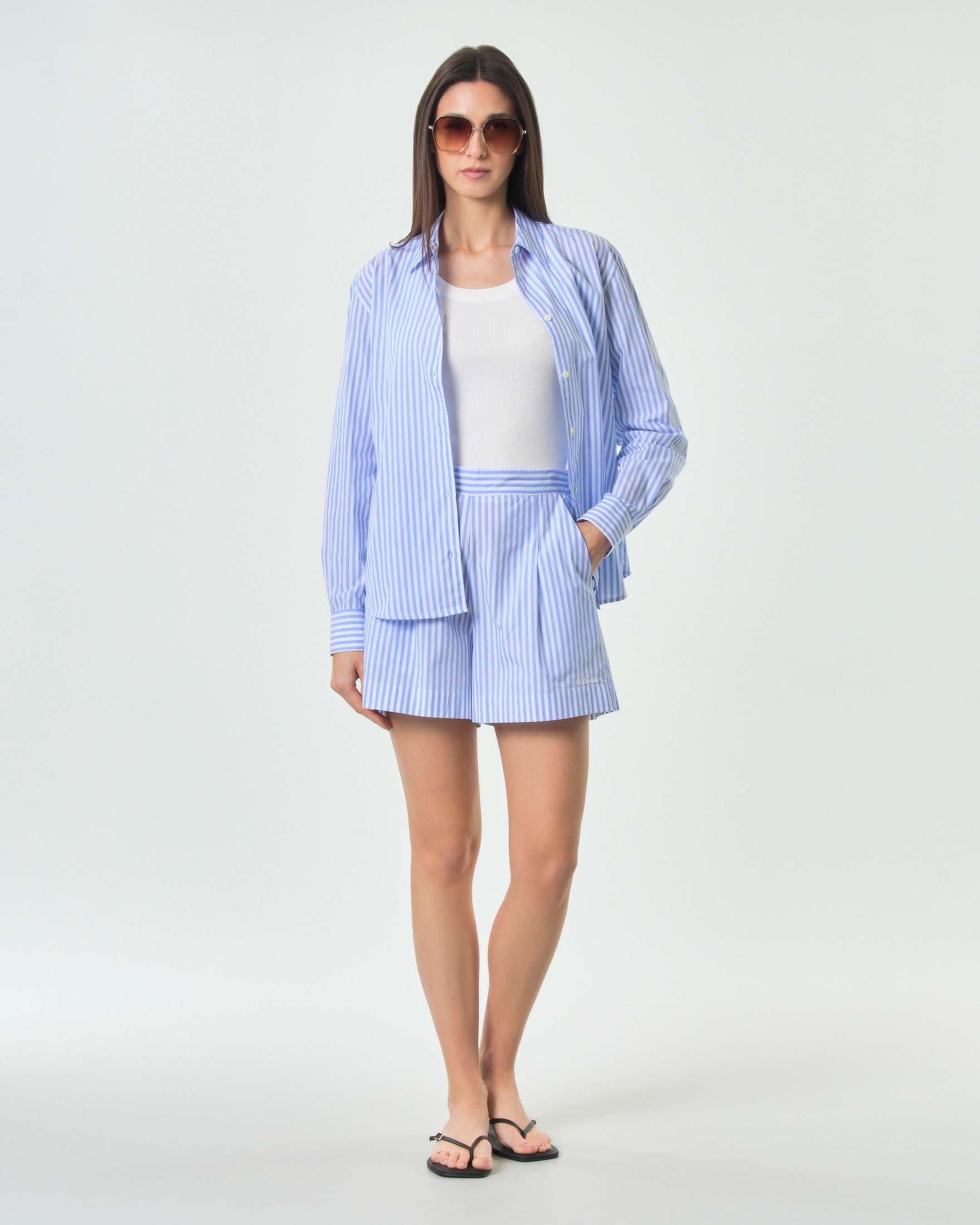 Pantaloncini corti in cotone a righe strette bianche e azzurre con elastico in vita