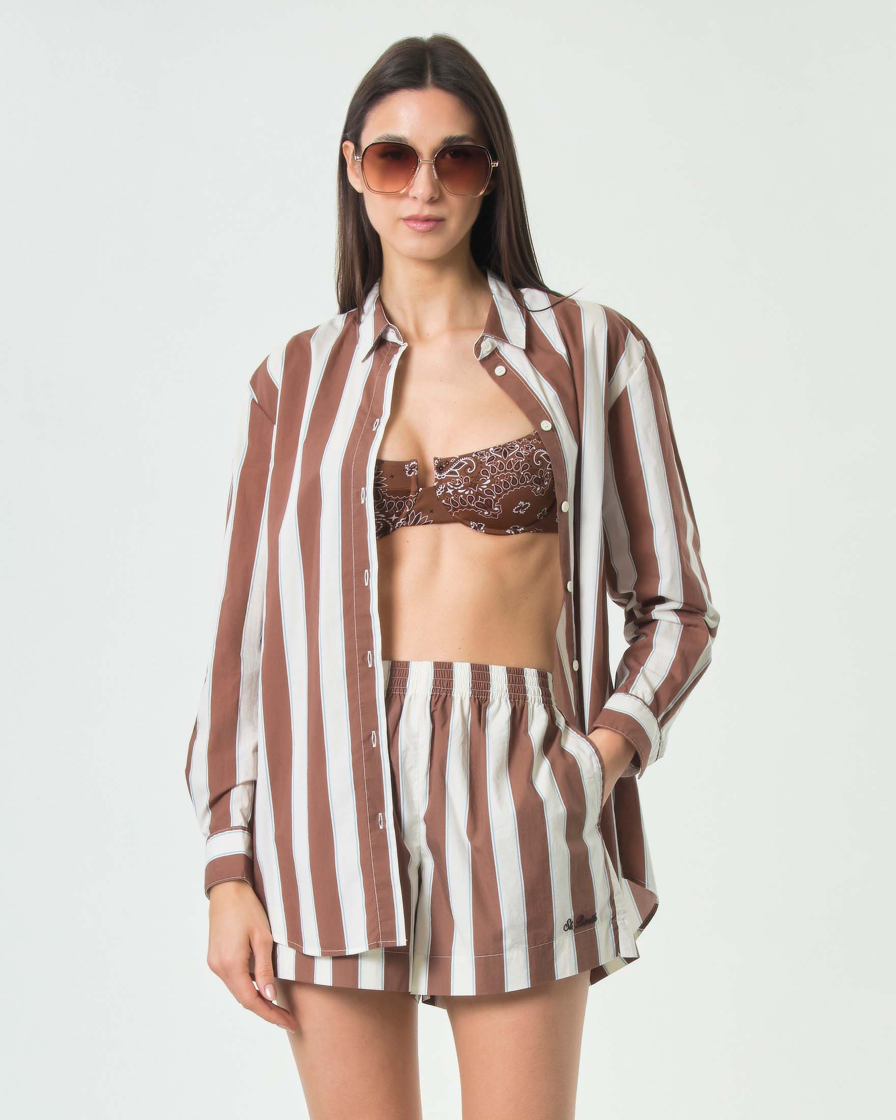 Camicia Brigitte in popeline a righe spesse nocciola e panna con logo sul retro