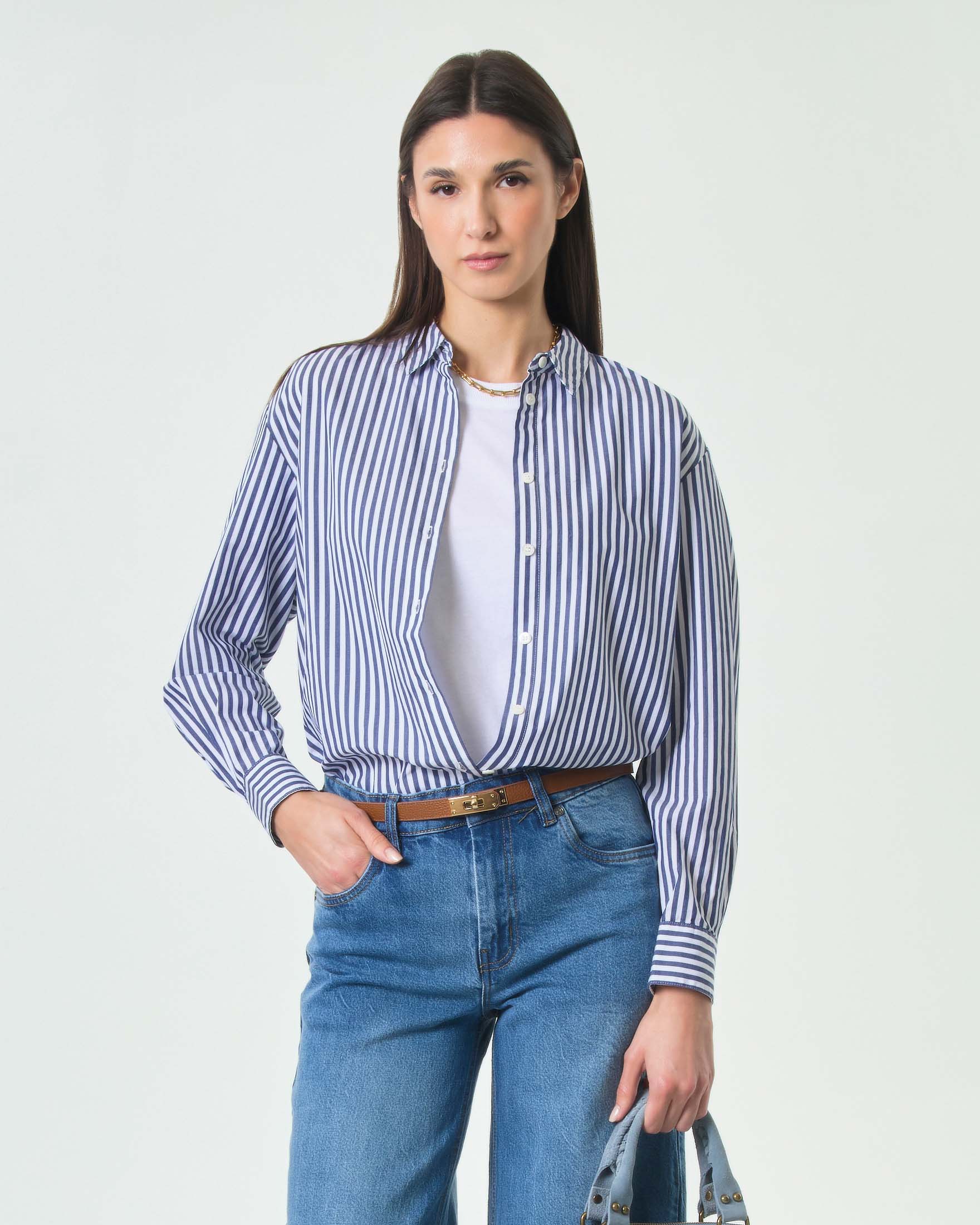 Camicia blu a righe bianche in popeline di cotone con scritta See you e logo ricamata sulle spalle